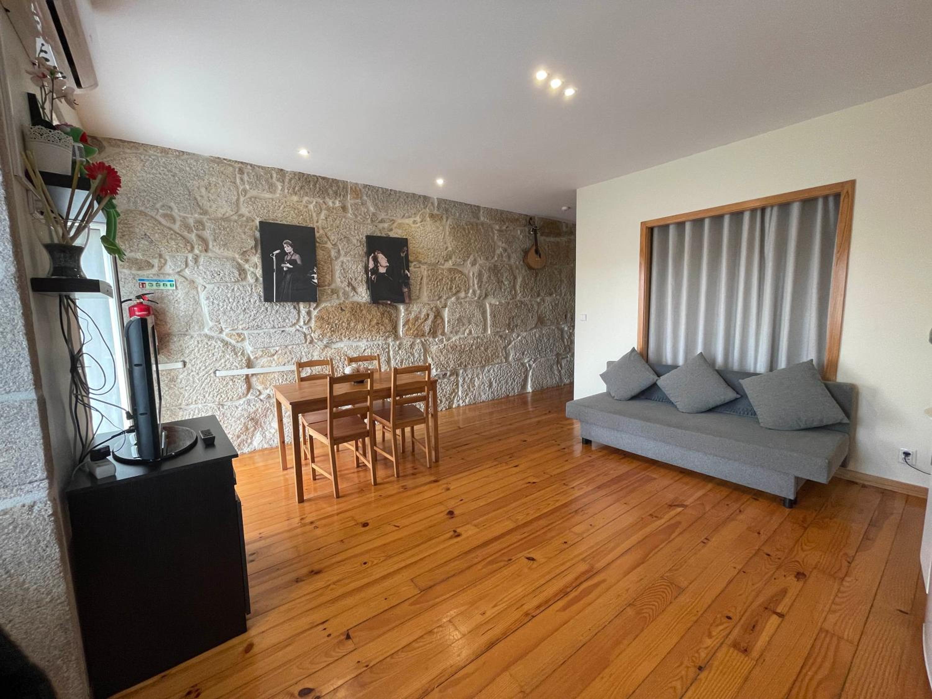 Apartment with Balcony - Photo 7