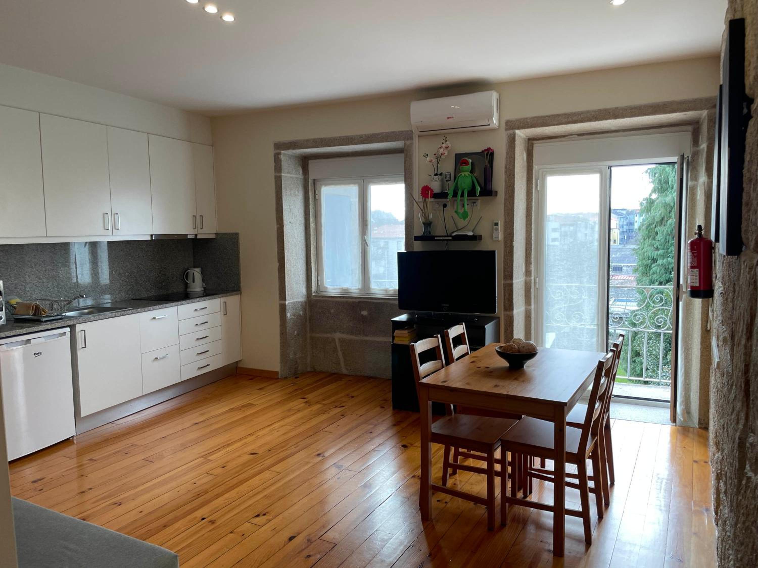 Apartment with Balcony - Photo 4