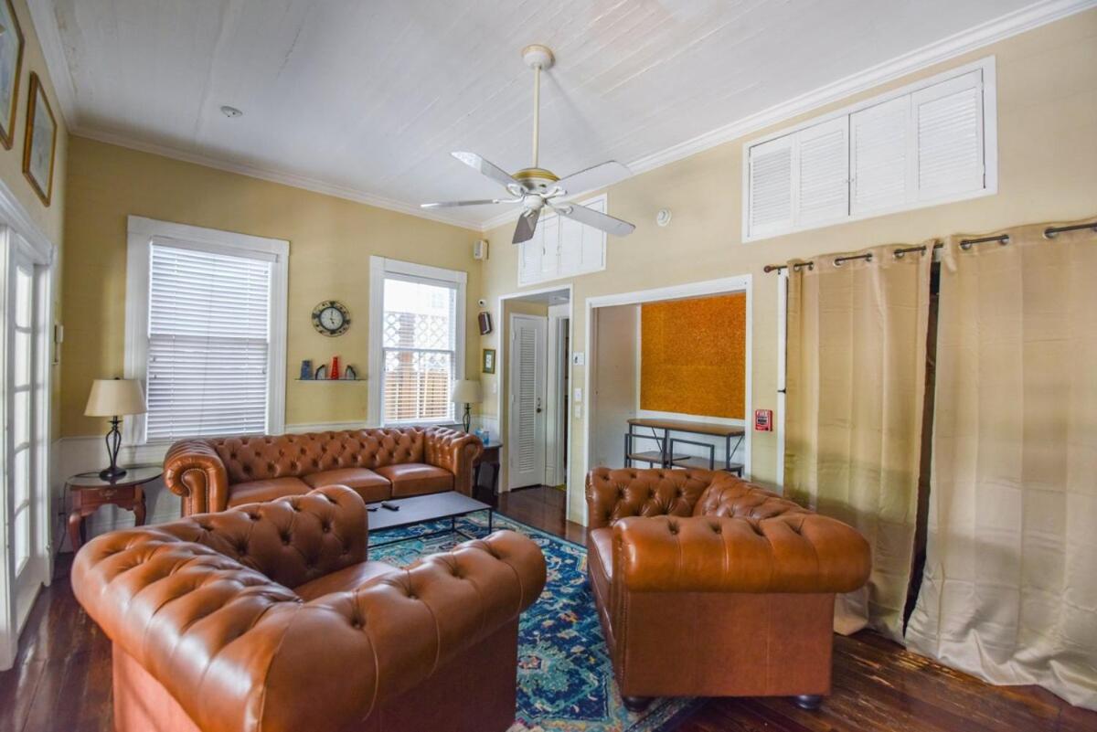 Suite - Photo 1