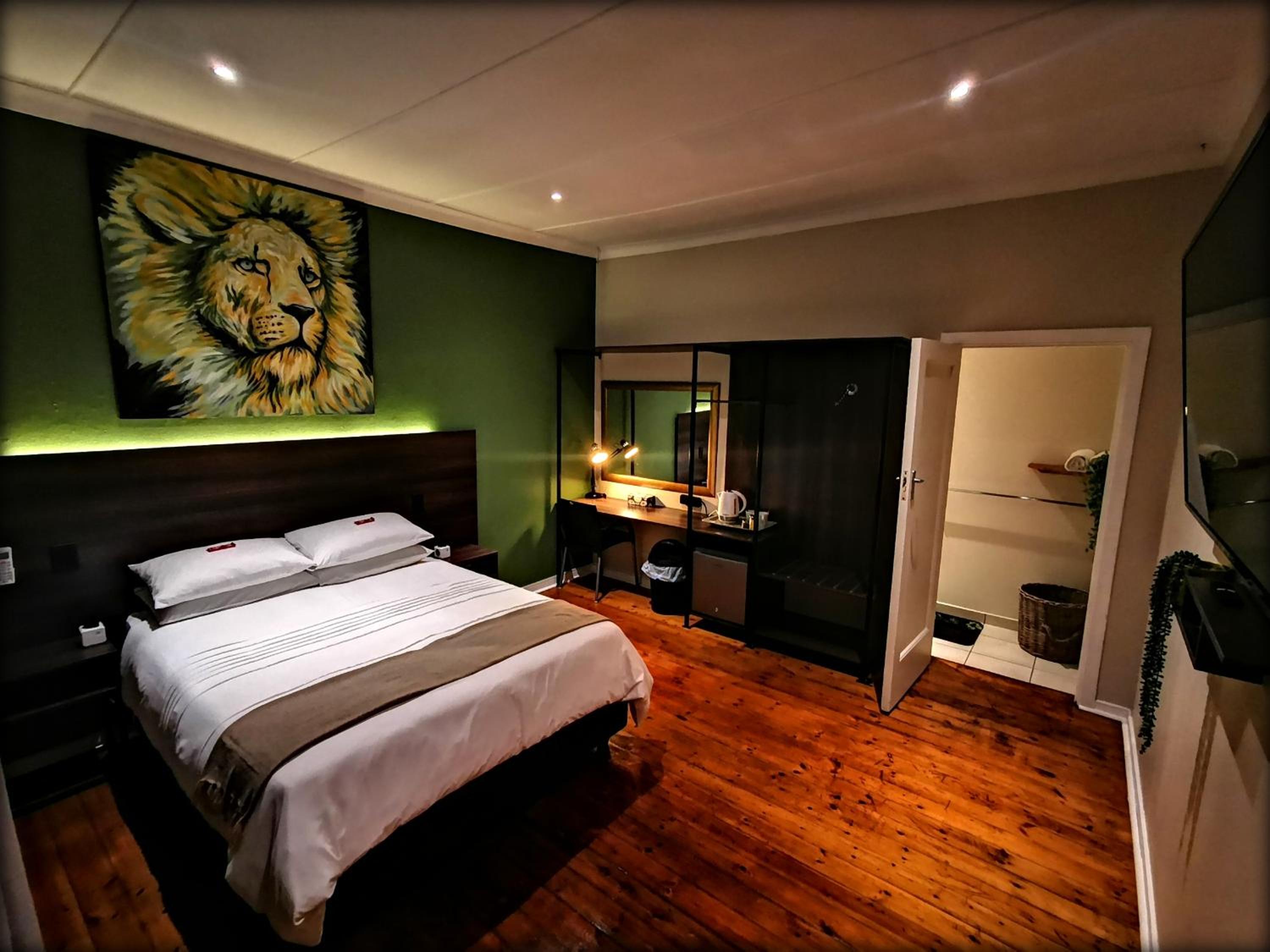 Queen Room photo 1