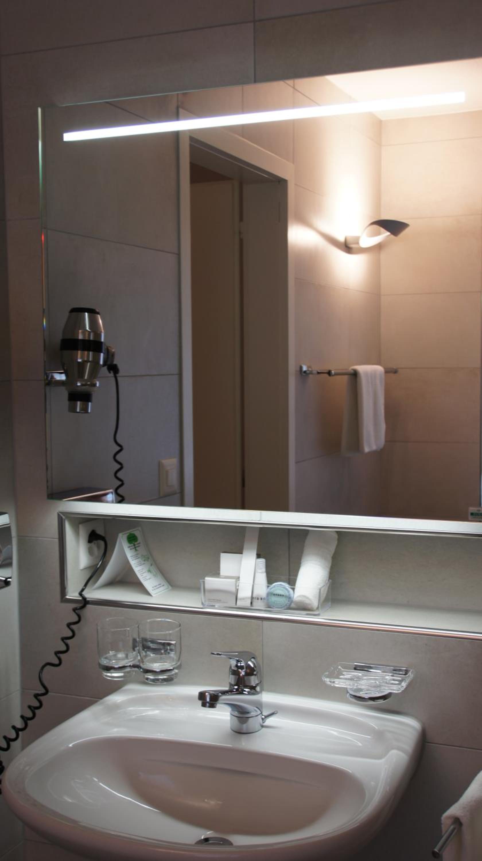 Standard Queen Room - Photo 7