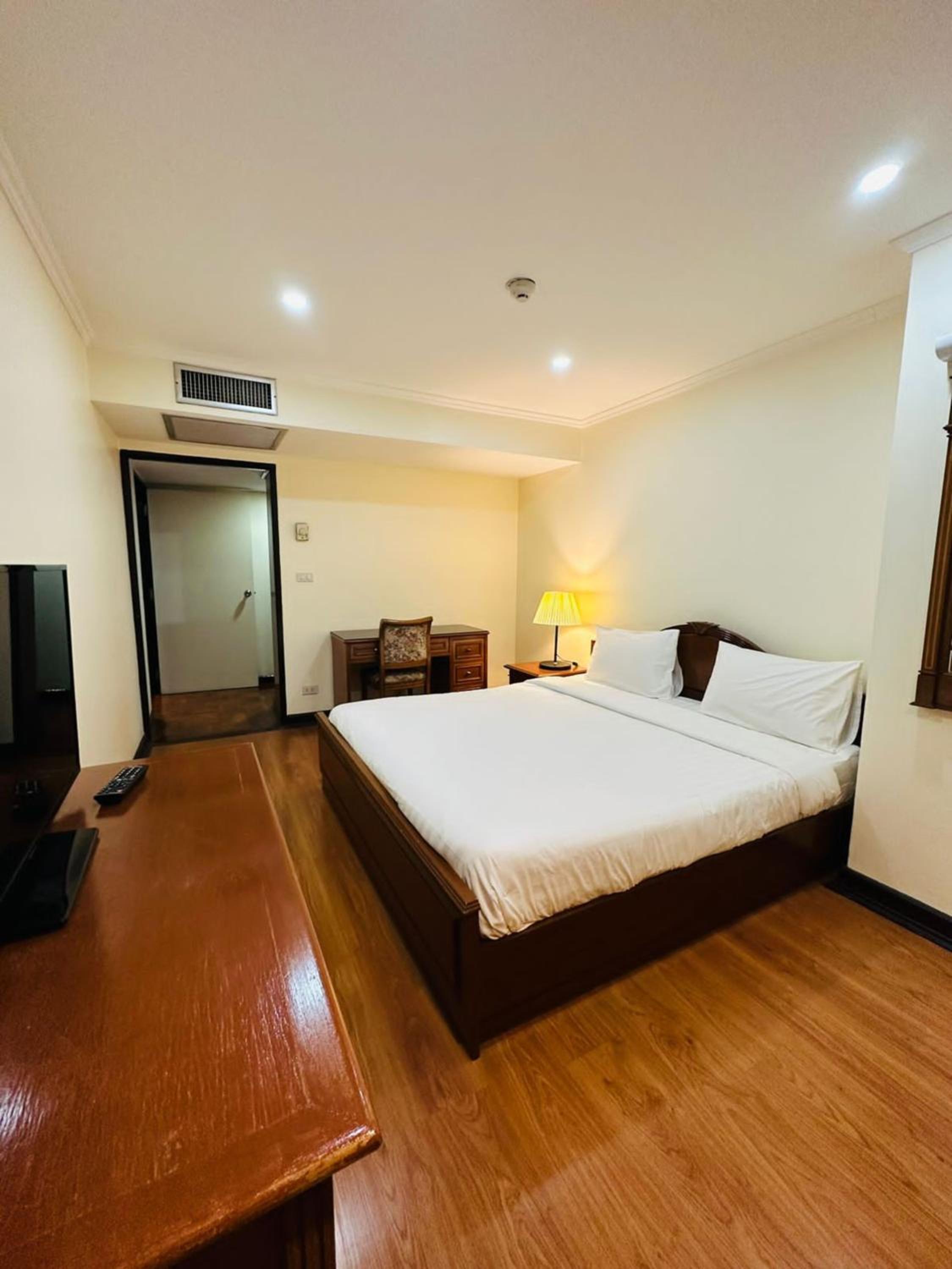 Deluxe King Suite photo 2