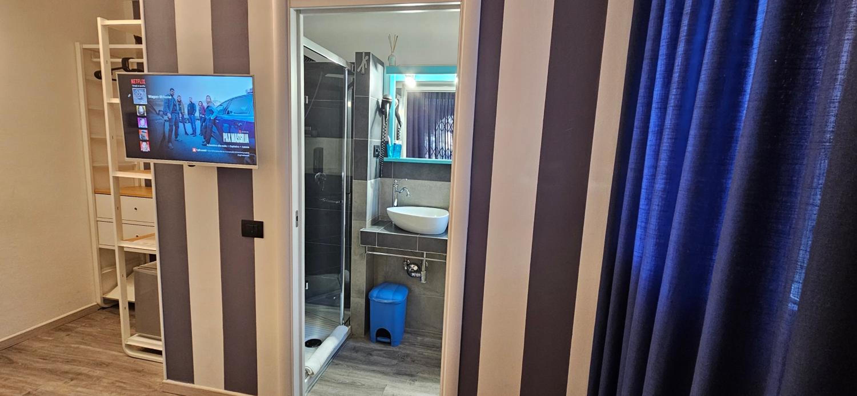 Double or Twin Room with Private Bathroom - Photo 25