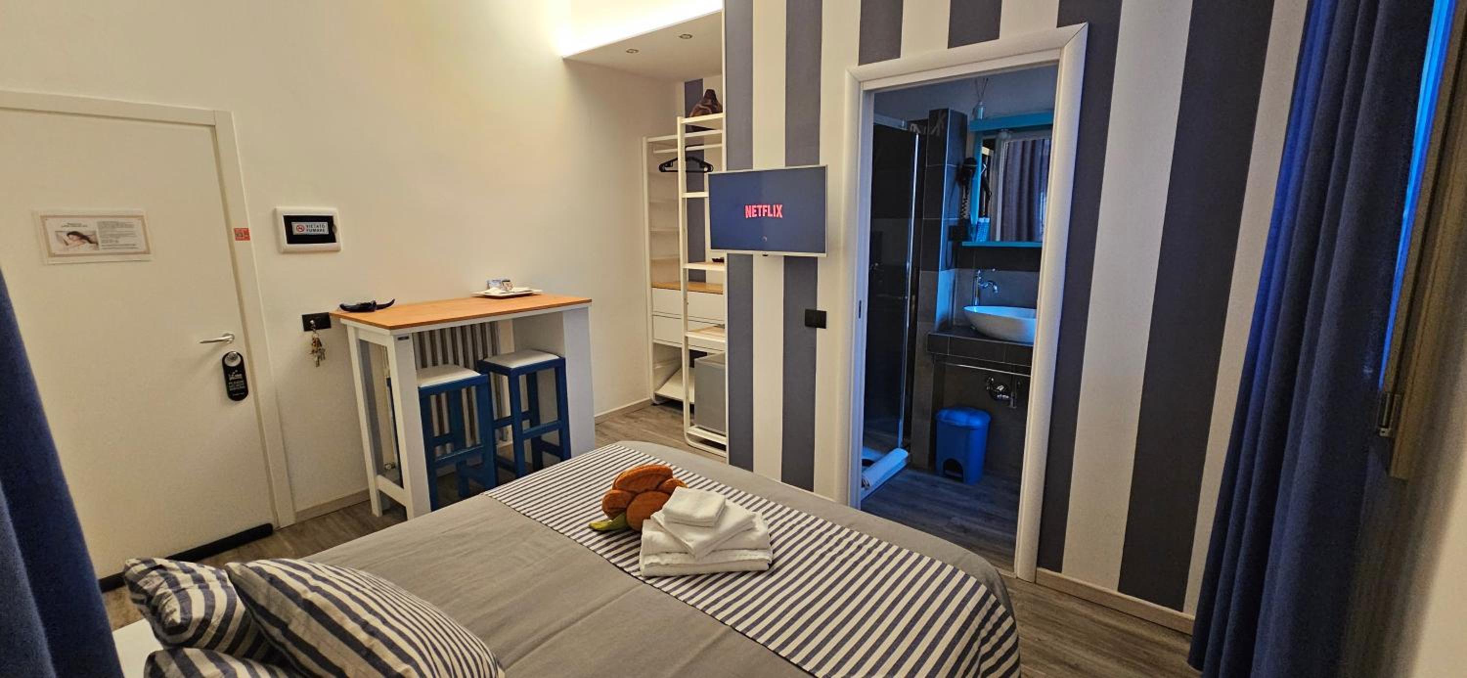 Double or Twin Room with Private Bathroom - Photo 3