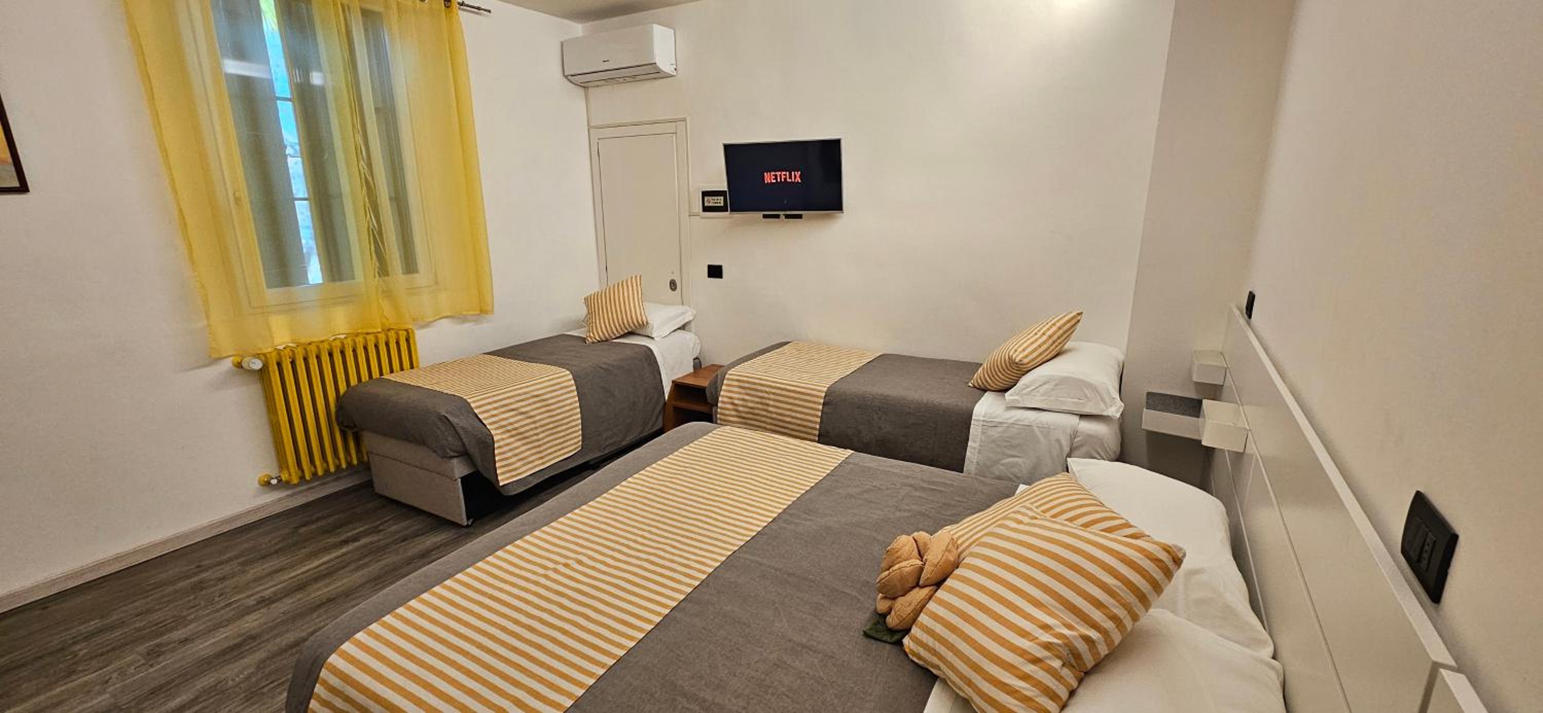 Quadruple Room with Private Bathroom - Photo 9
