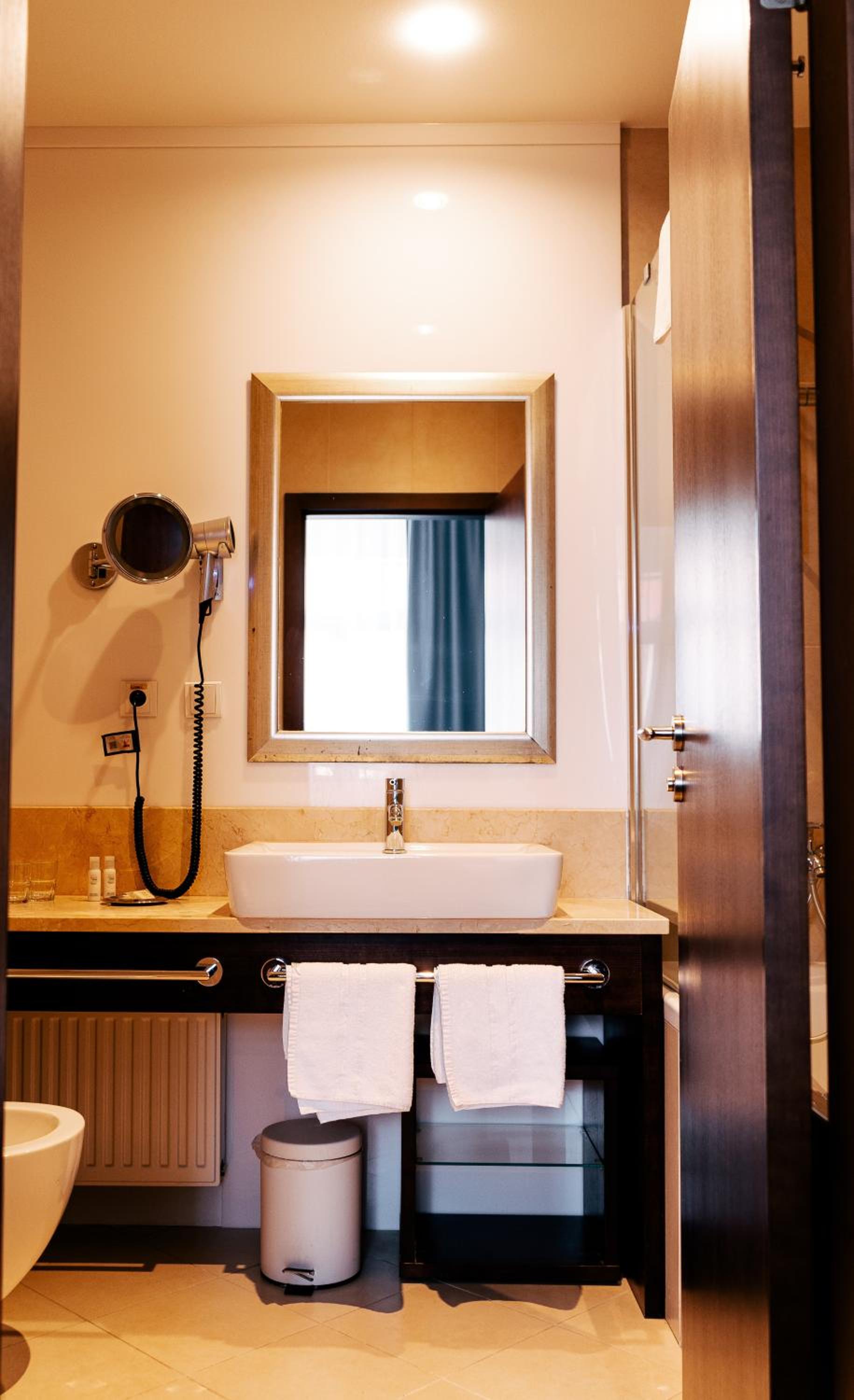 Deluxe Double Room with Balcony thumbnail 5