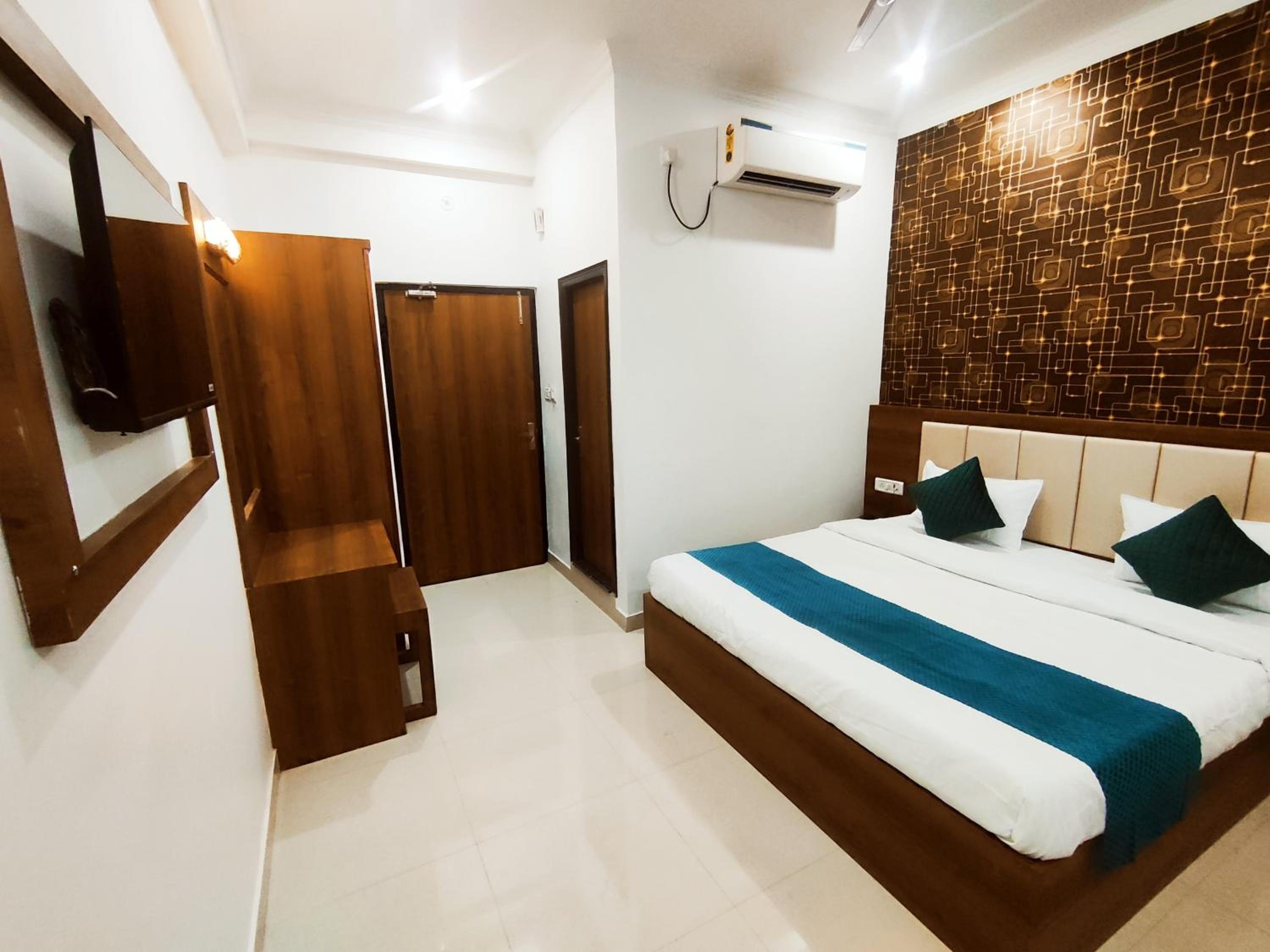 Deluxe Double Room (2 Adults + 1 Child) photo 1