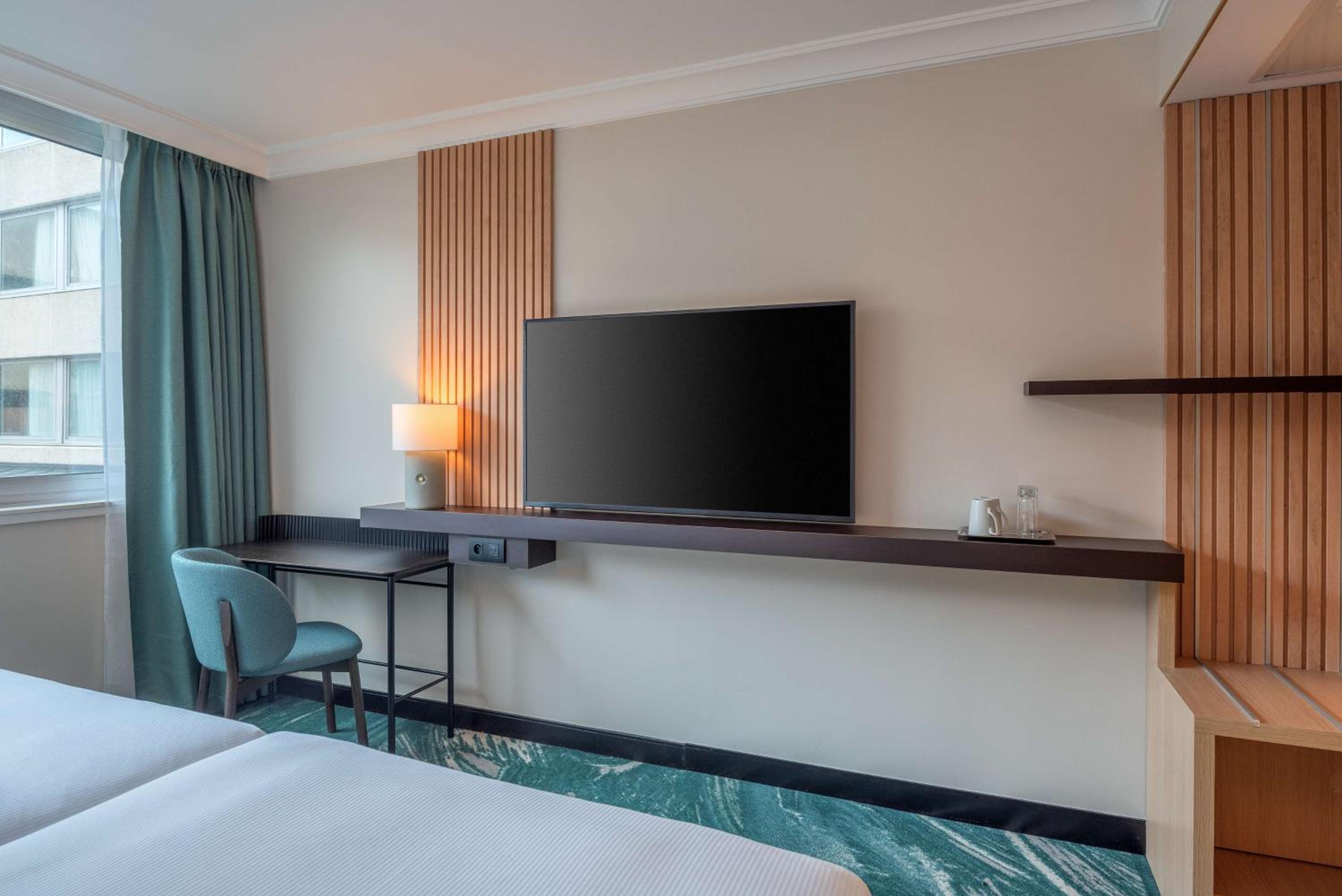 Deluxe King Room with Garden View - Photo 1
