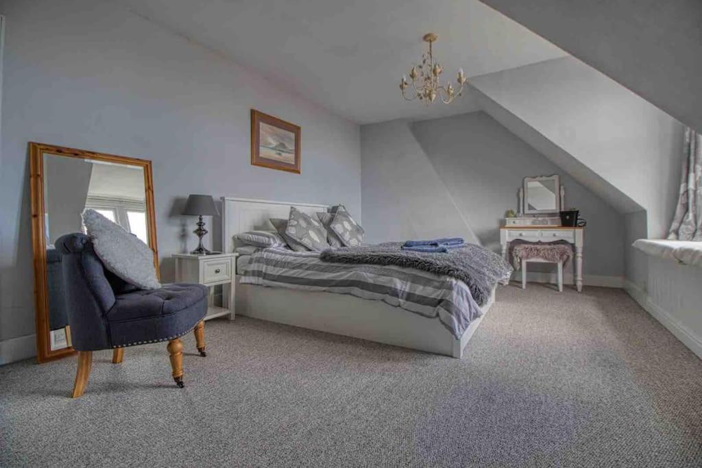 Five-Bedroom House photo 1