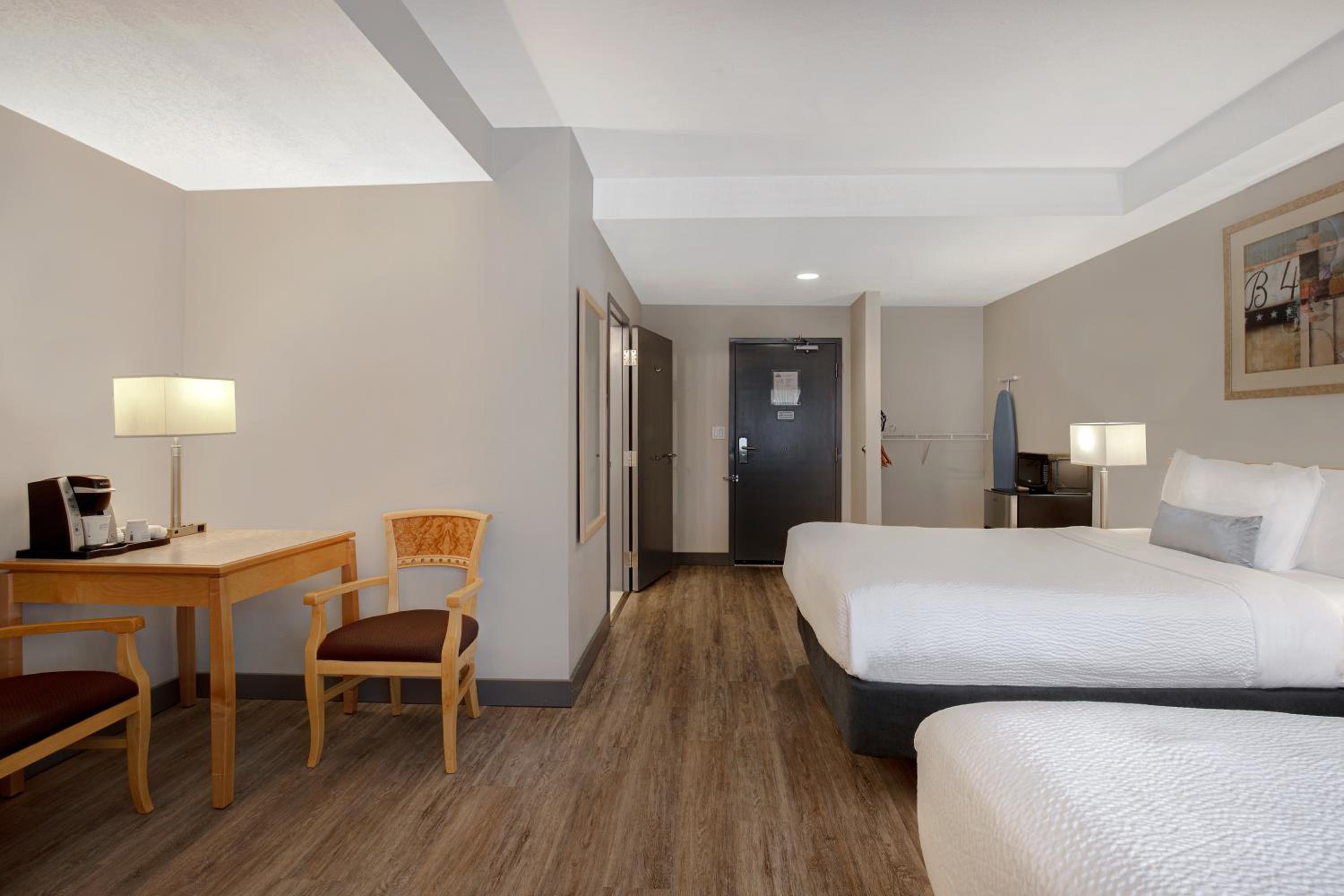 Queen Room with Two Queen Beds - Disability Access/Non-Smoking - Photo 3