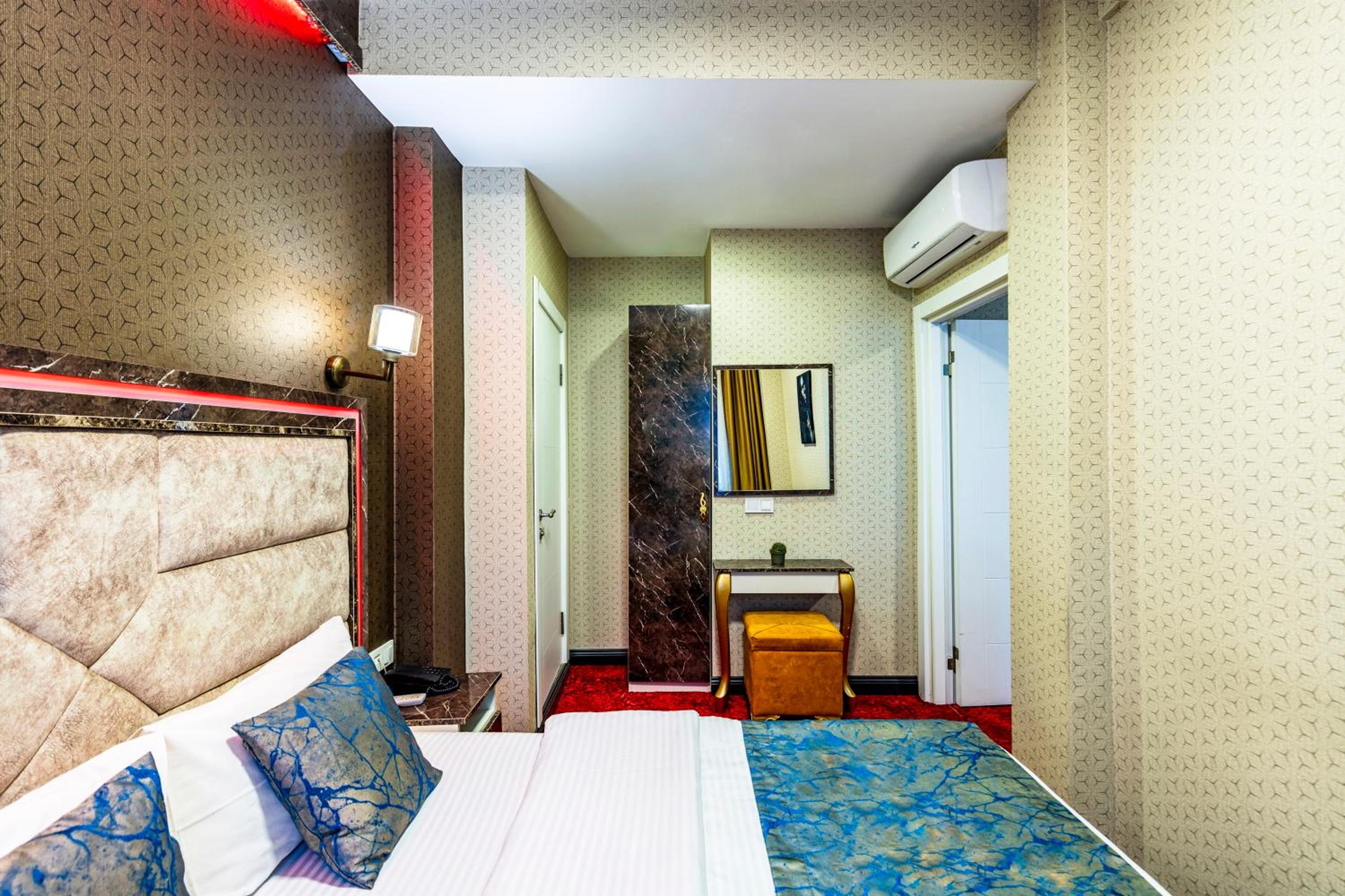 Superior King Suite photo 1