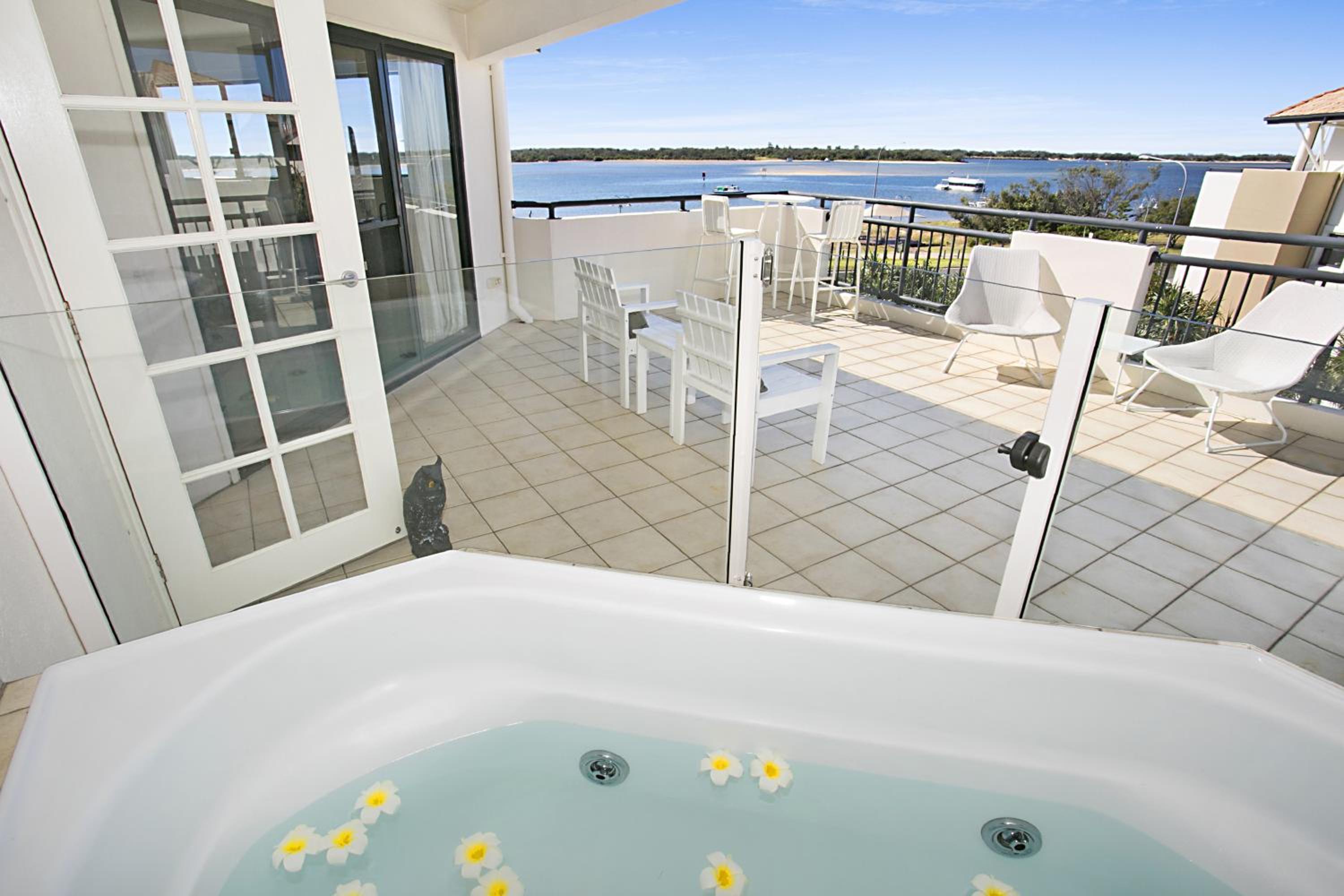 Three-Bedroom Apartment with Spa Bath photo 2