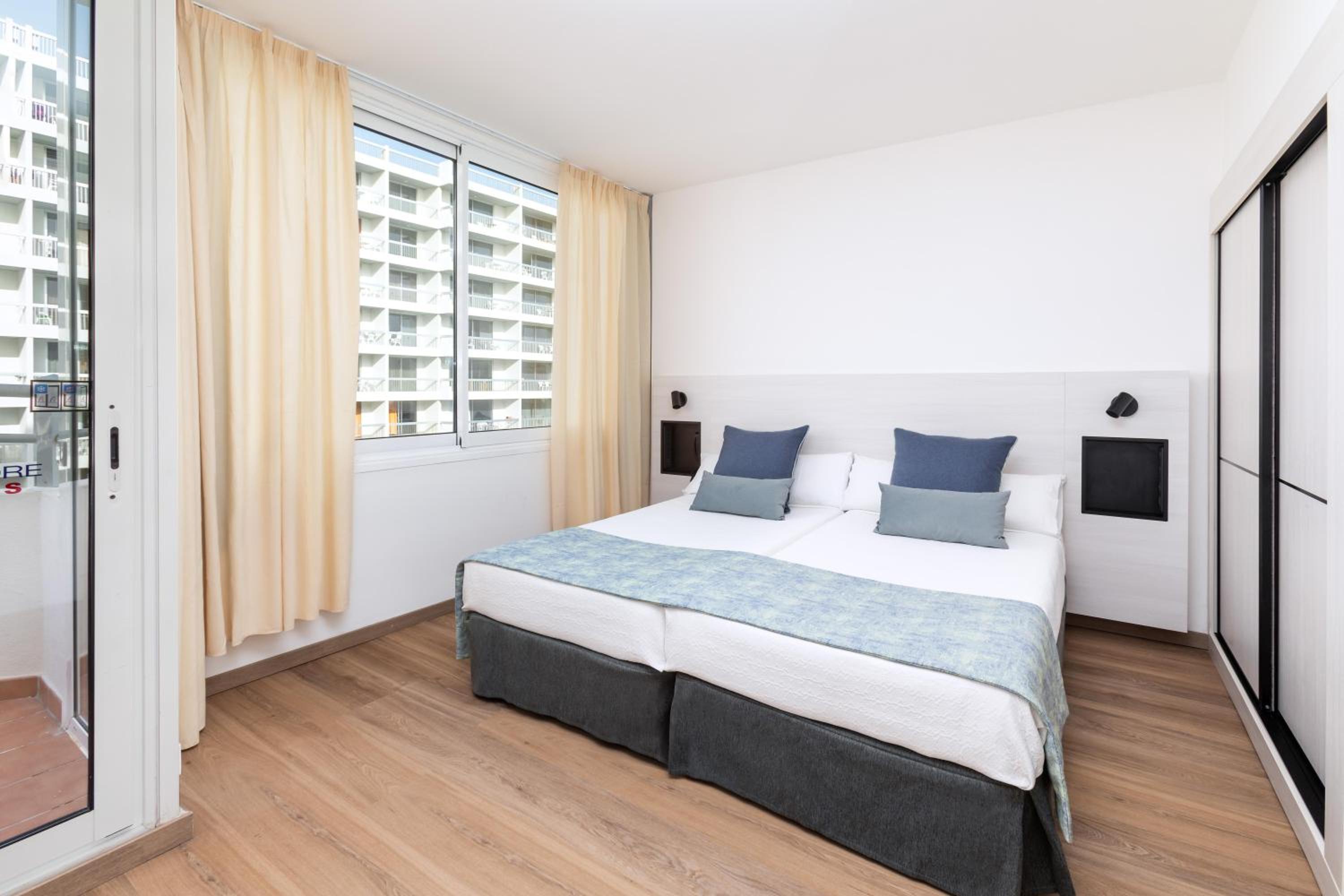 Habitación Familiar Superior con dormitorio separado.