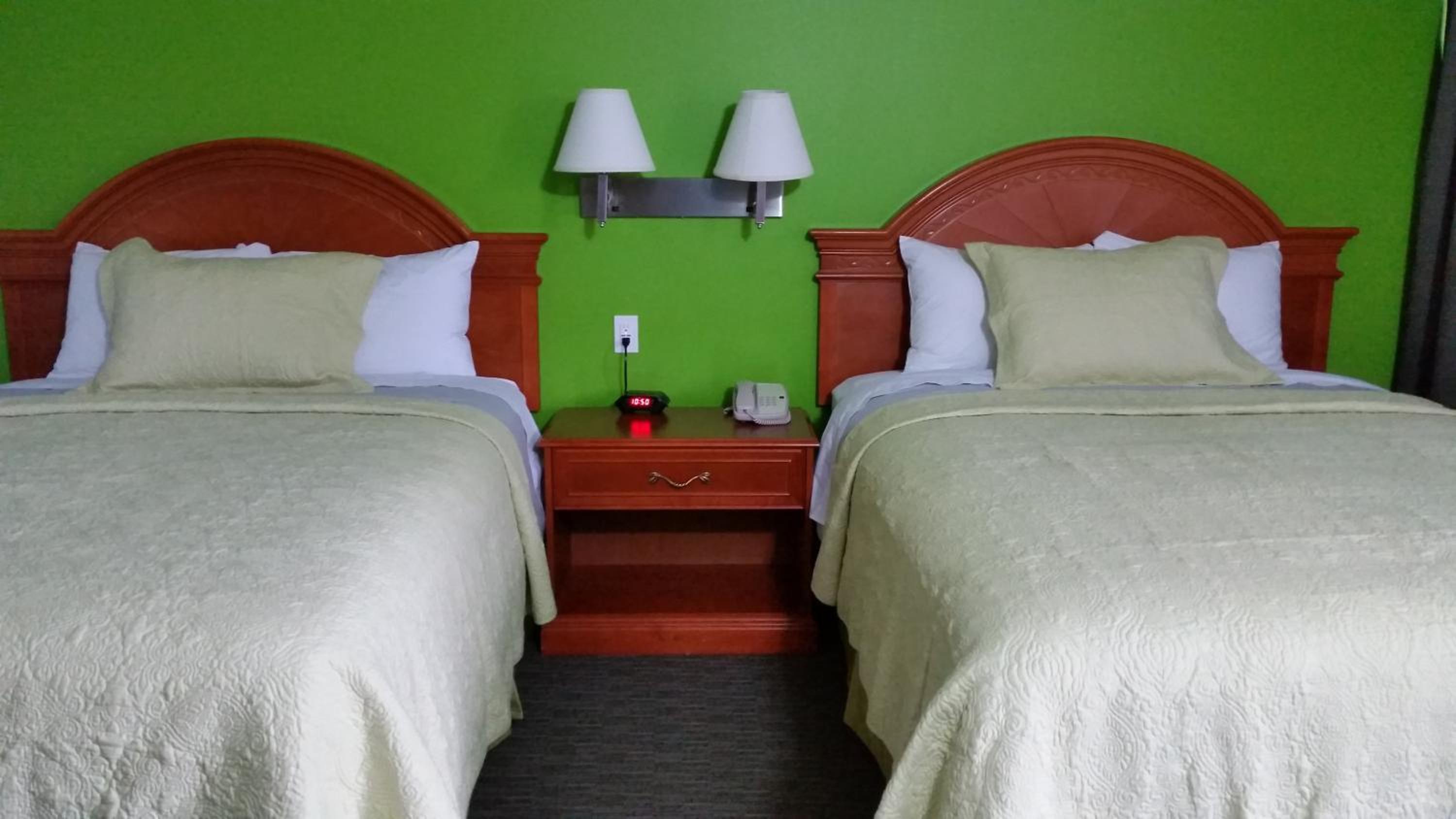 Queen Room with Two Queen Beds photo 1