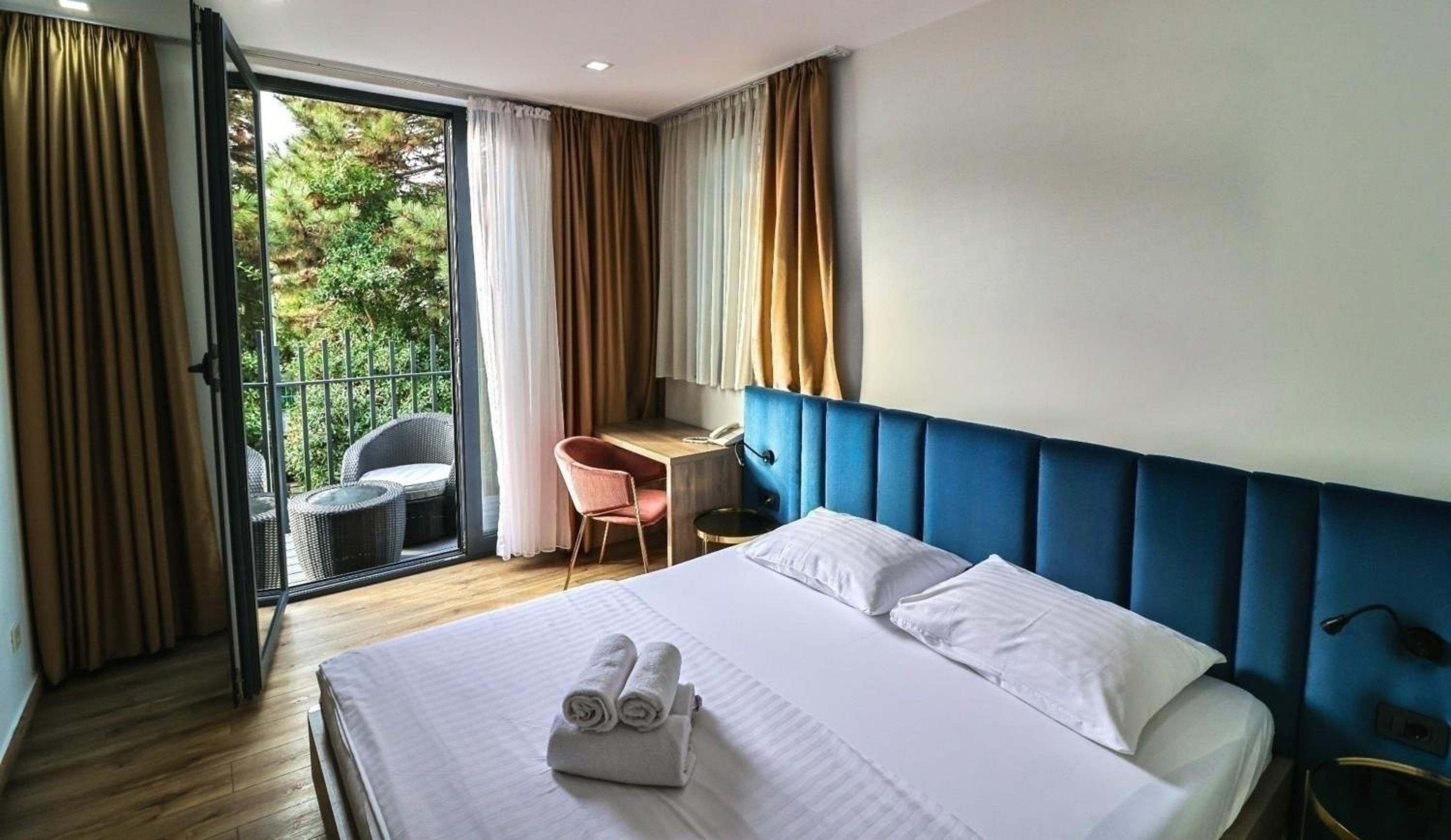 Deluxe Double Room with Balcony photo 3