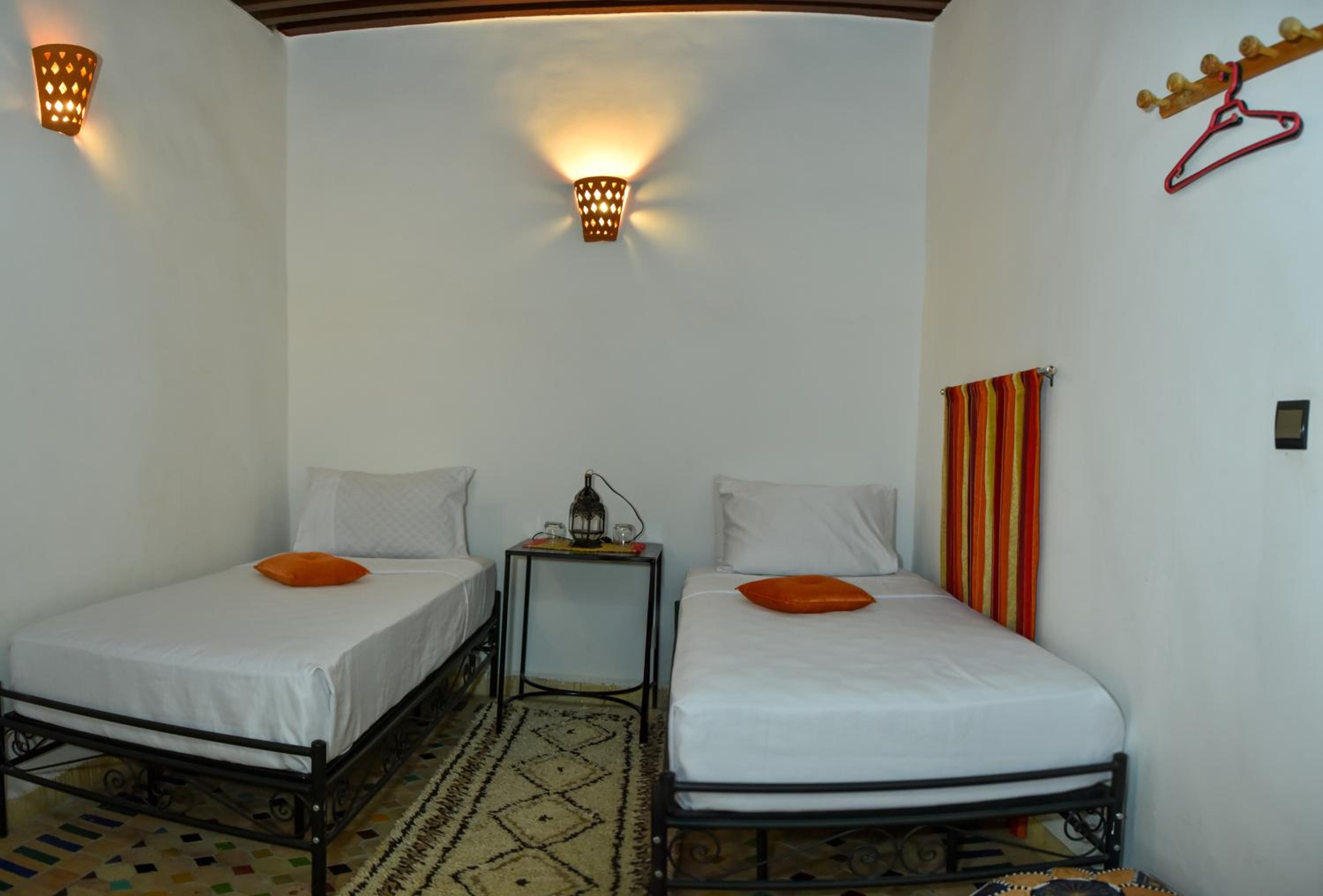 Double Room with Private Bathroom - Photo 13