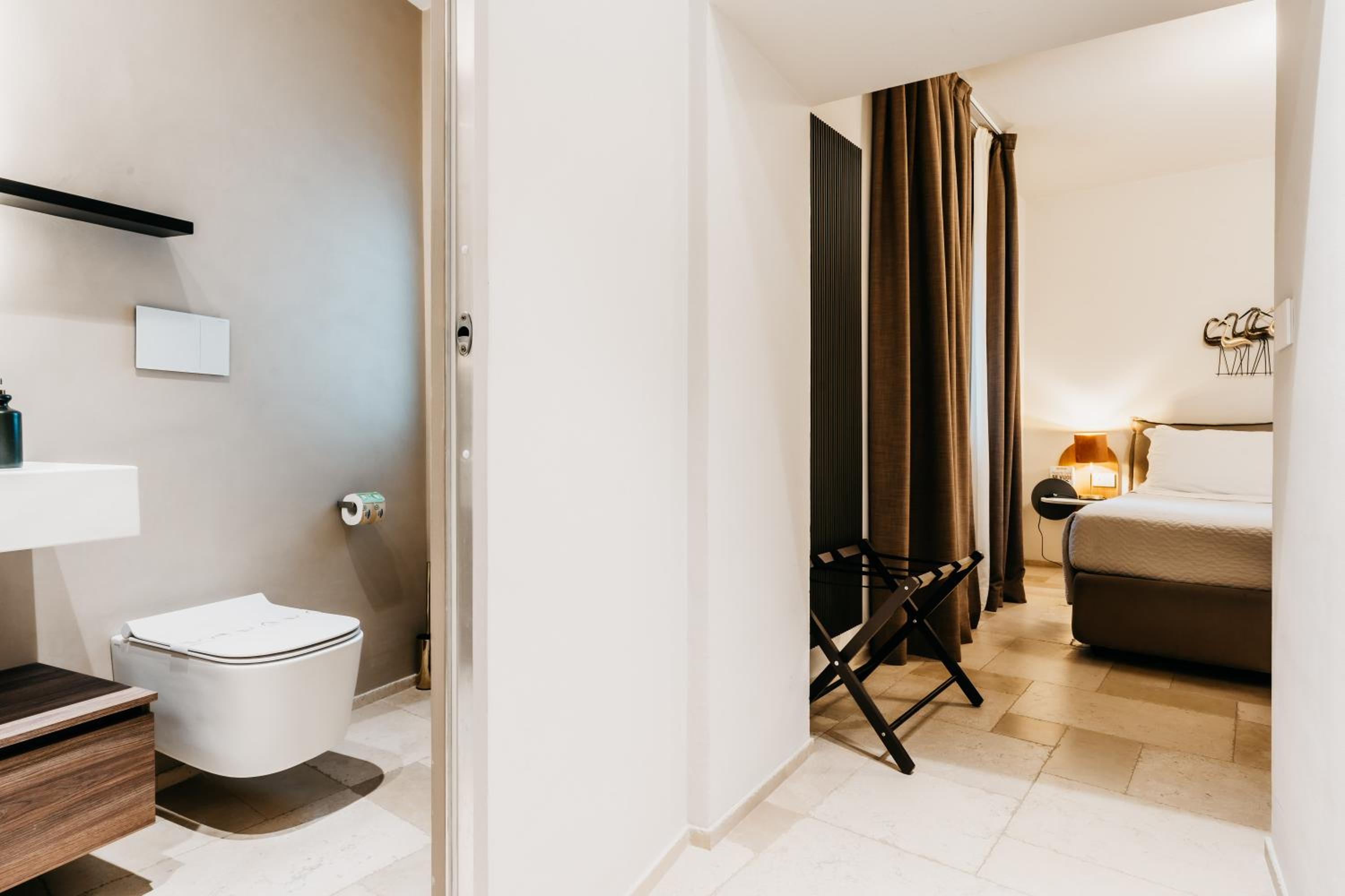Deluxe Double Room - Photo 9