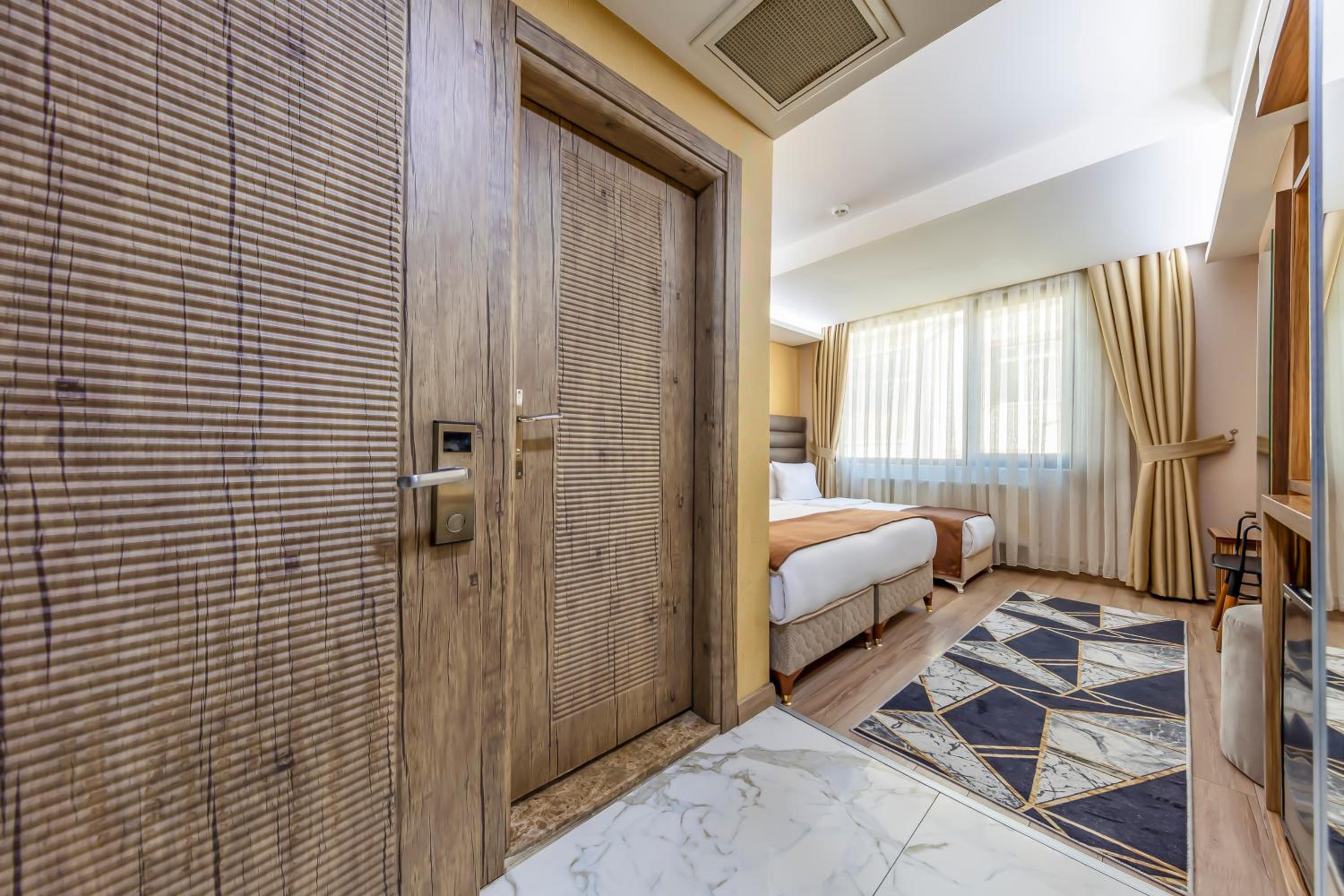 Deluxe Triple Room photo 2