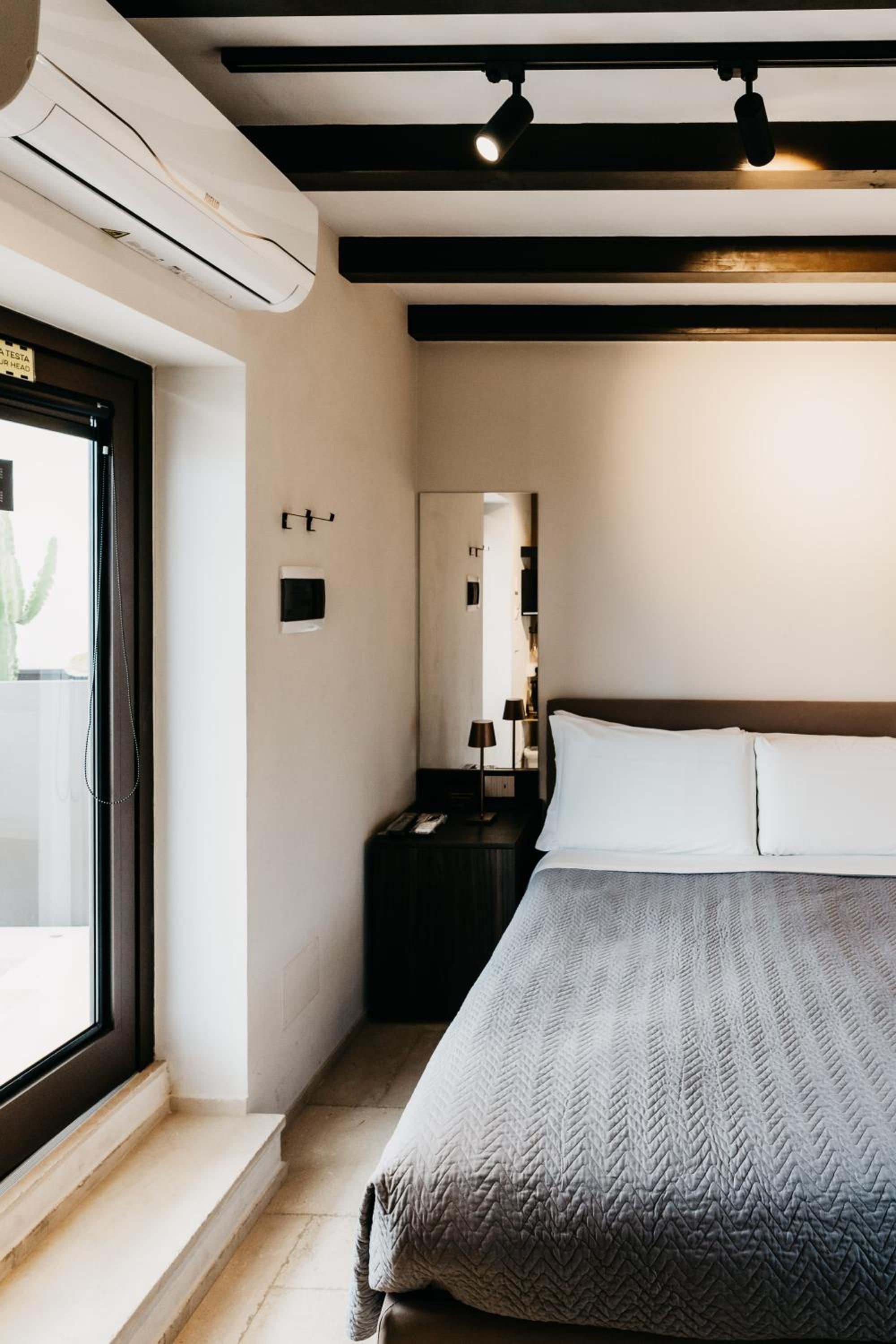 Queen Room with Sea View - Photo 11