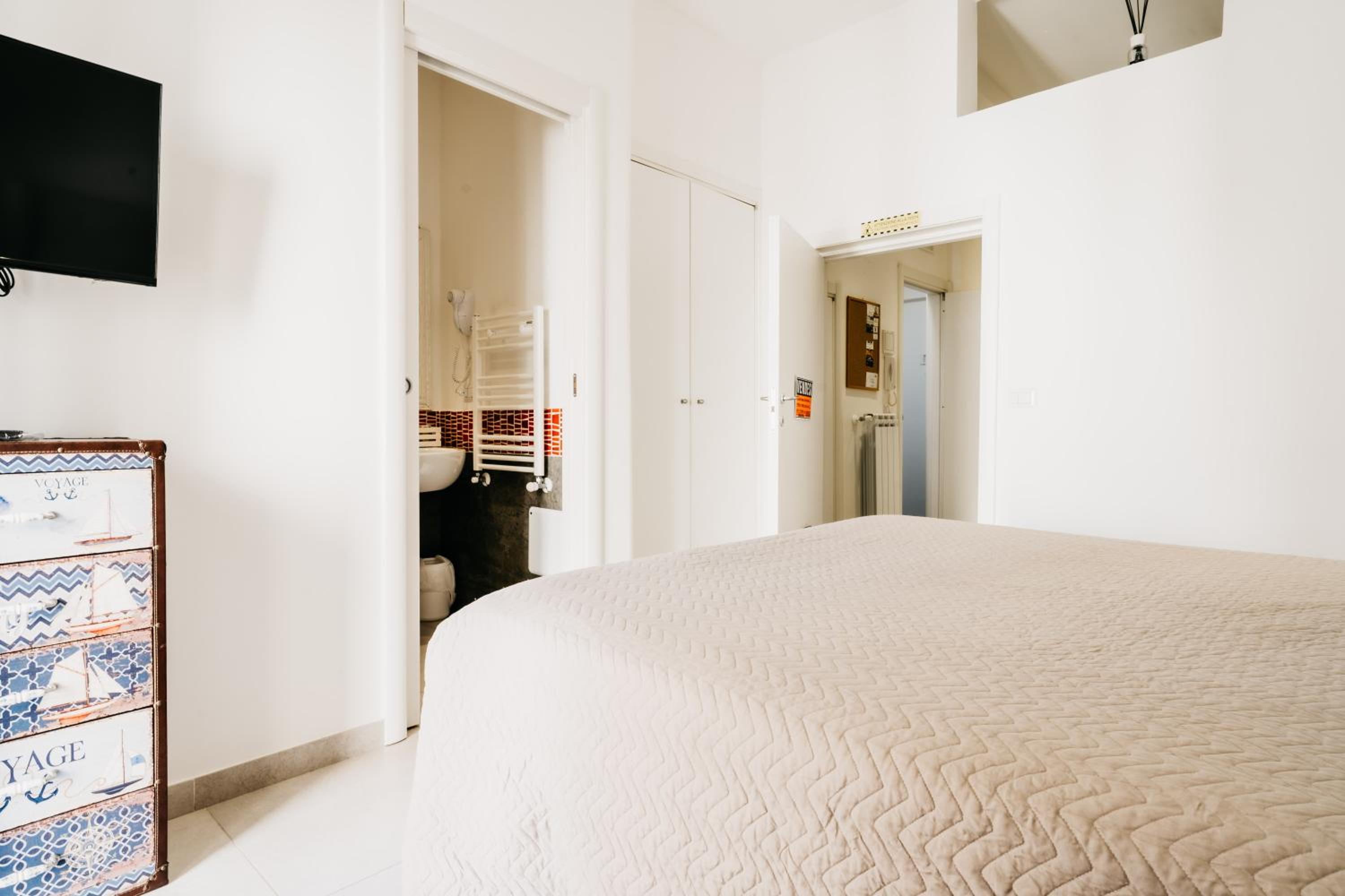 Large Double Room - Photo 9