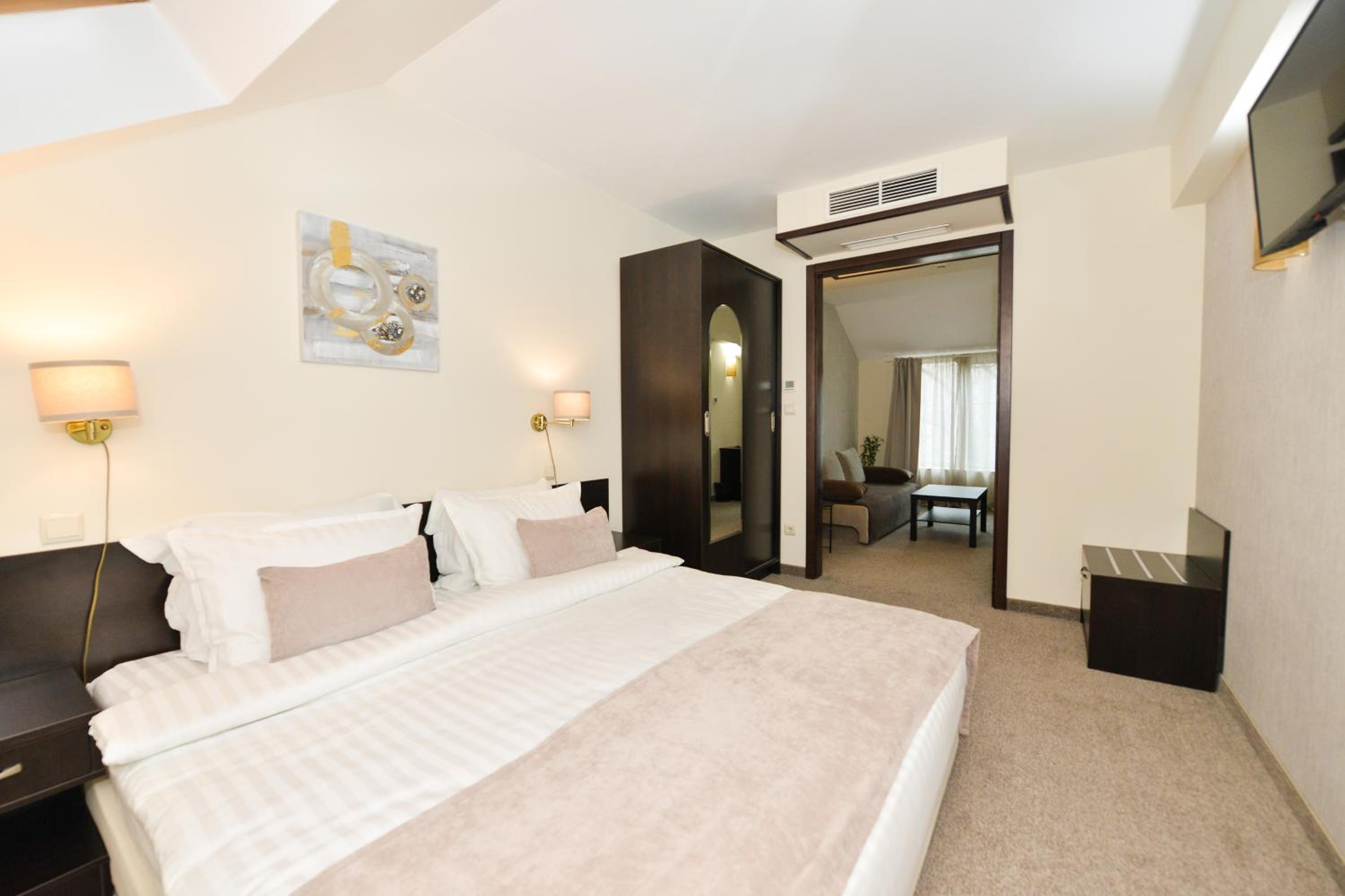 Suite with King Bed and Sofa Bed - Non-Smoking - Photo 2