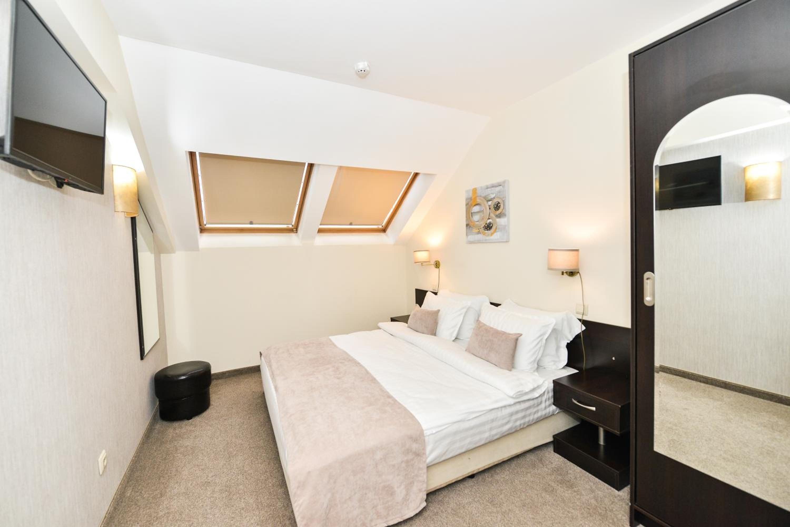 Suite with King Bed and Sofa Bed - Non-Smoking - Photo 3