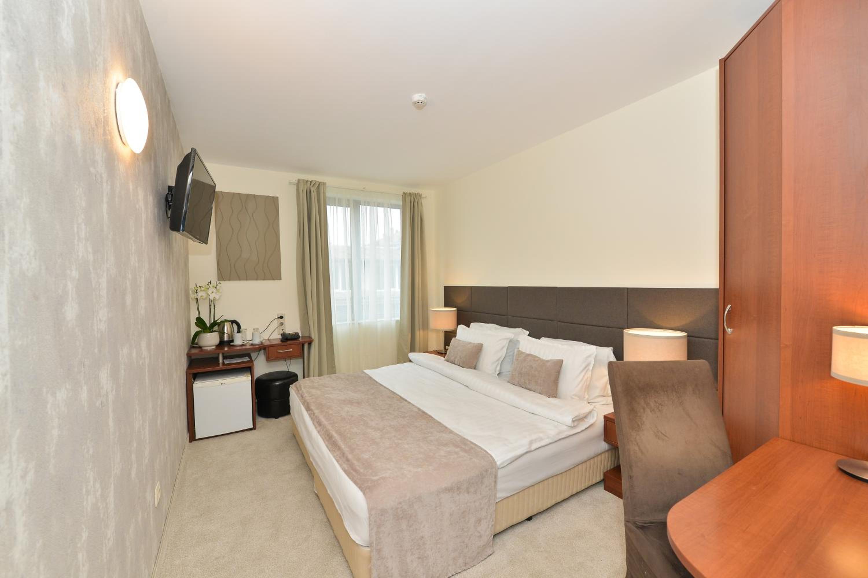 Double Room with Double Bed - Non-Smoking - Photo 15