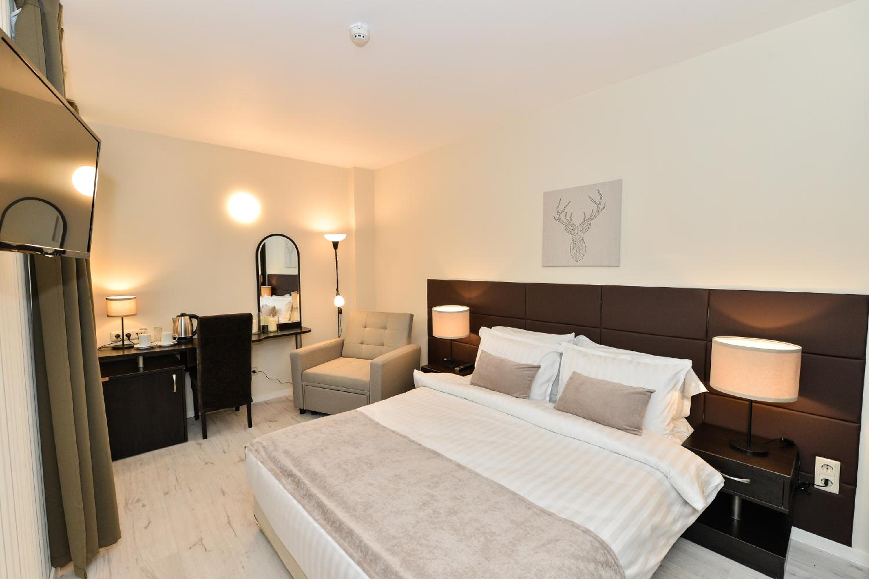 Superior Double Room with Double Bed - Non-Smoking - Photo 8