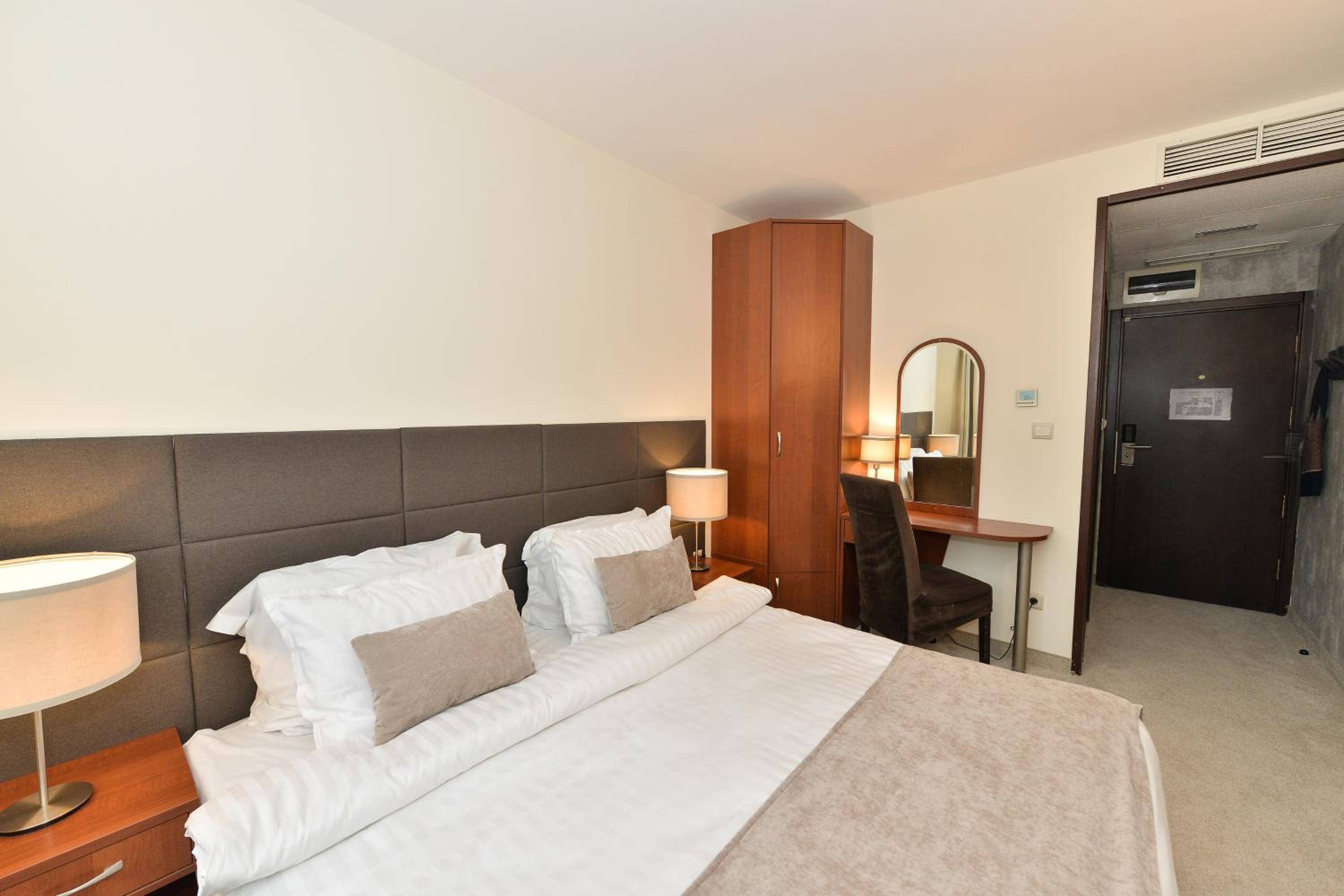 Double Room with Double Bed - Non-Smoking - Photo 17