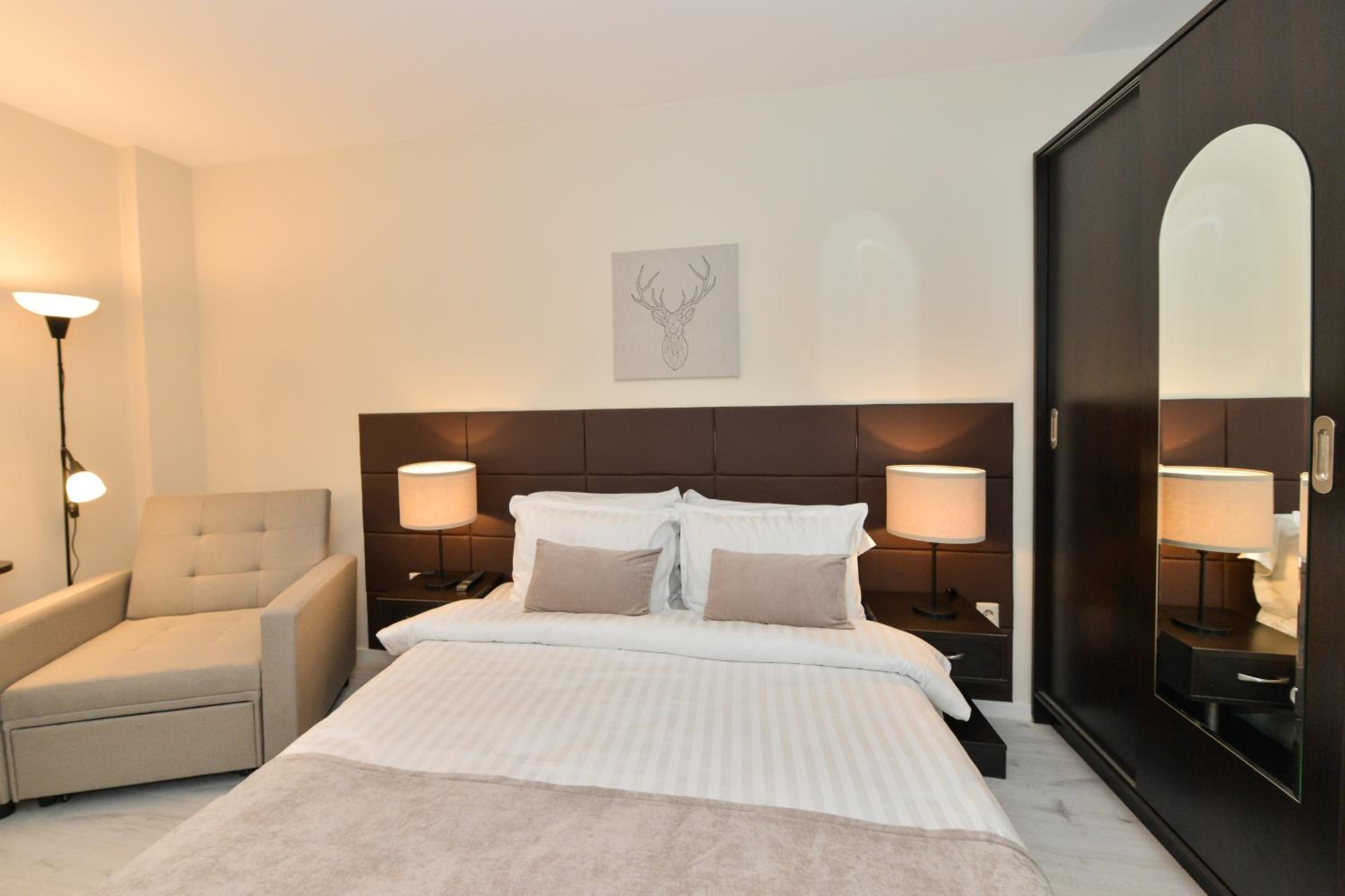 Superior Double Room with Double Bed - Non-Smoking - Photo 13