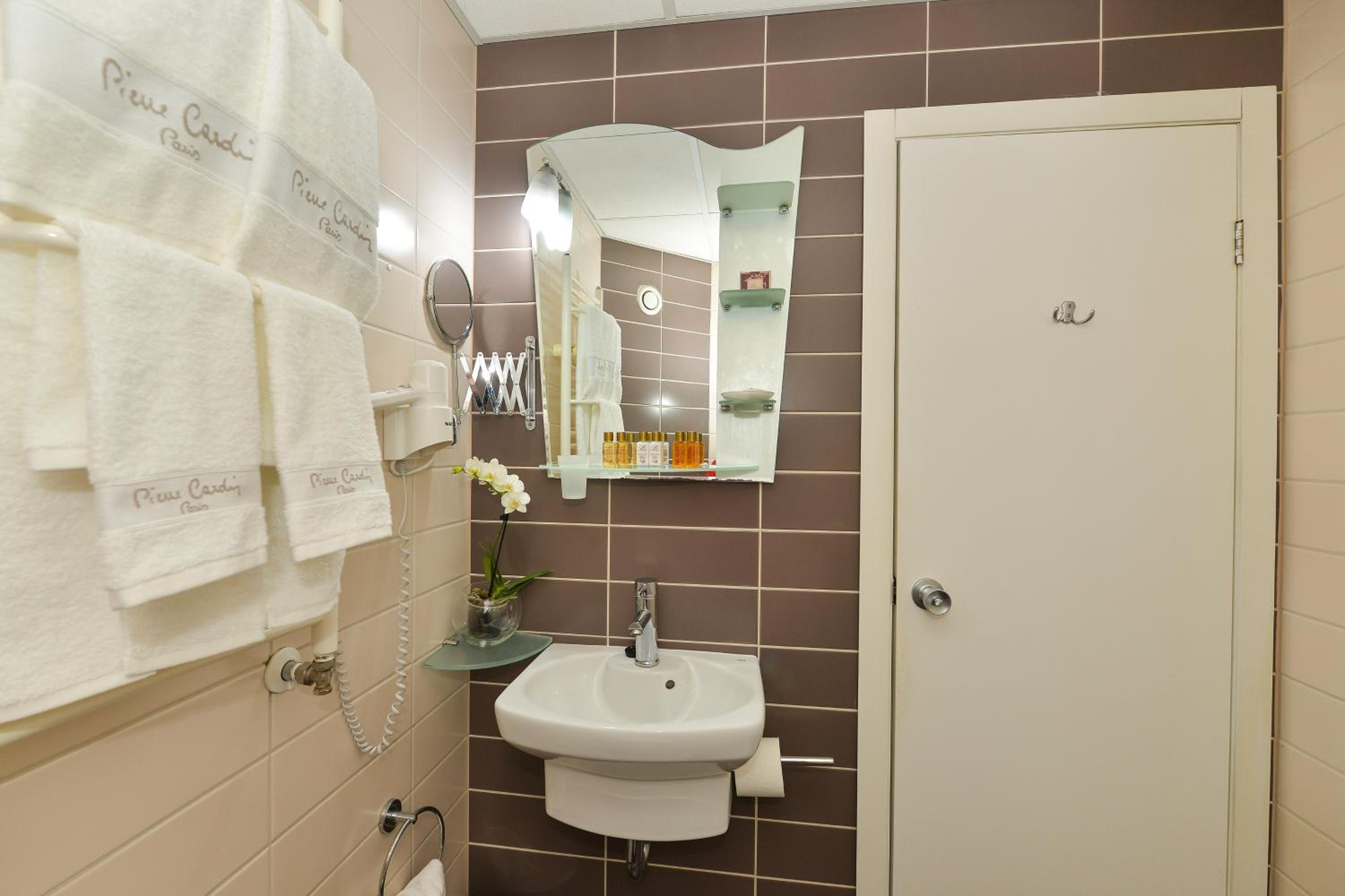 Double Room with Double Bed - Non-Smoking - Photo 16
