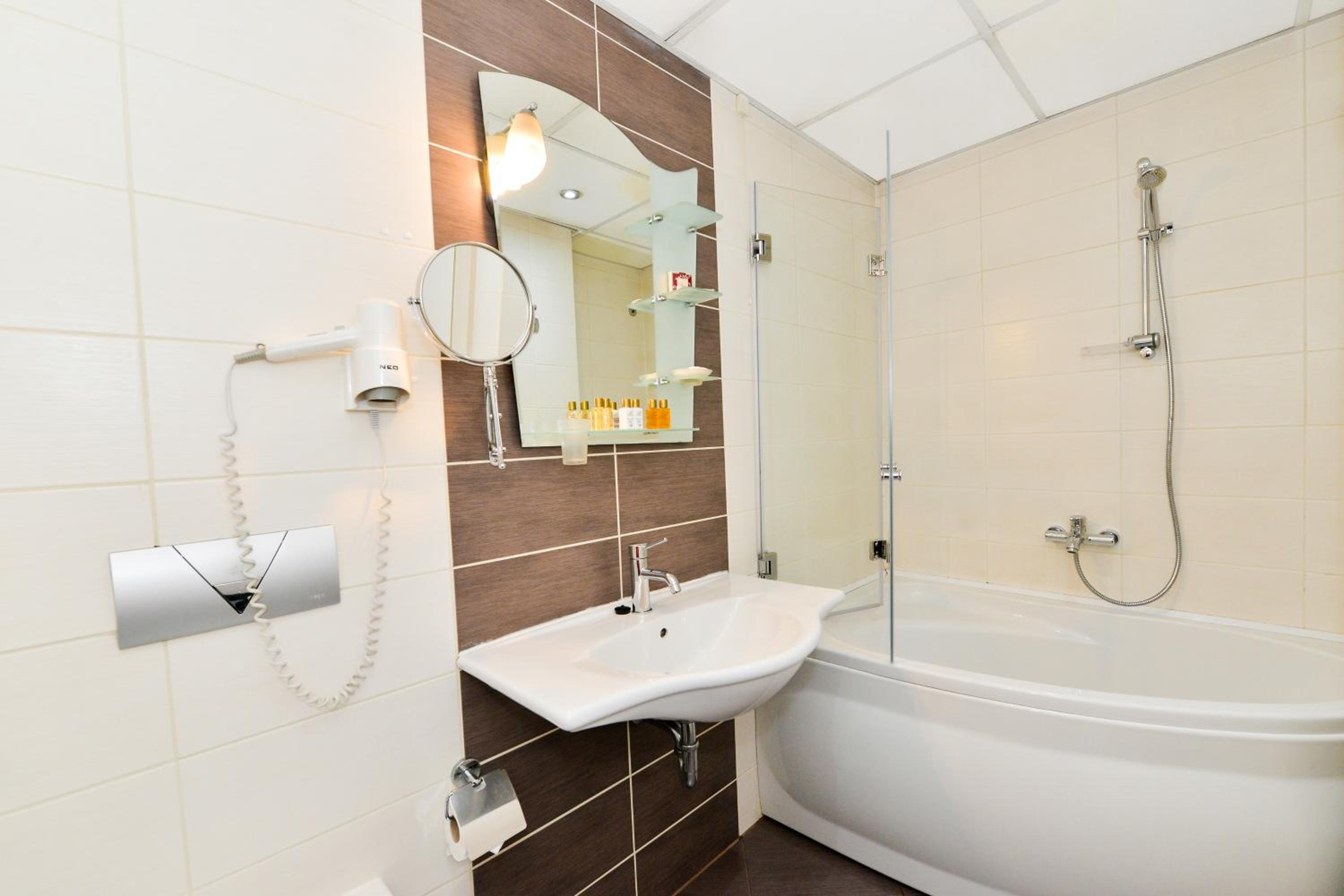 Superior Double Room with Double Bed - Non-Smoking - Photo 9