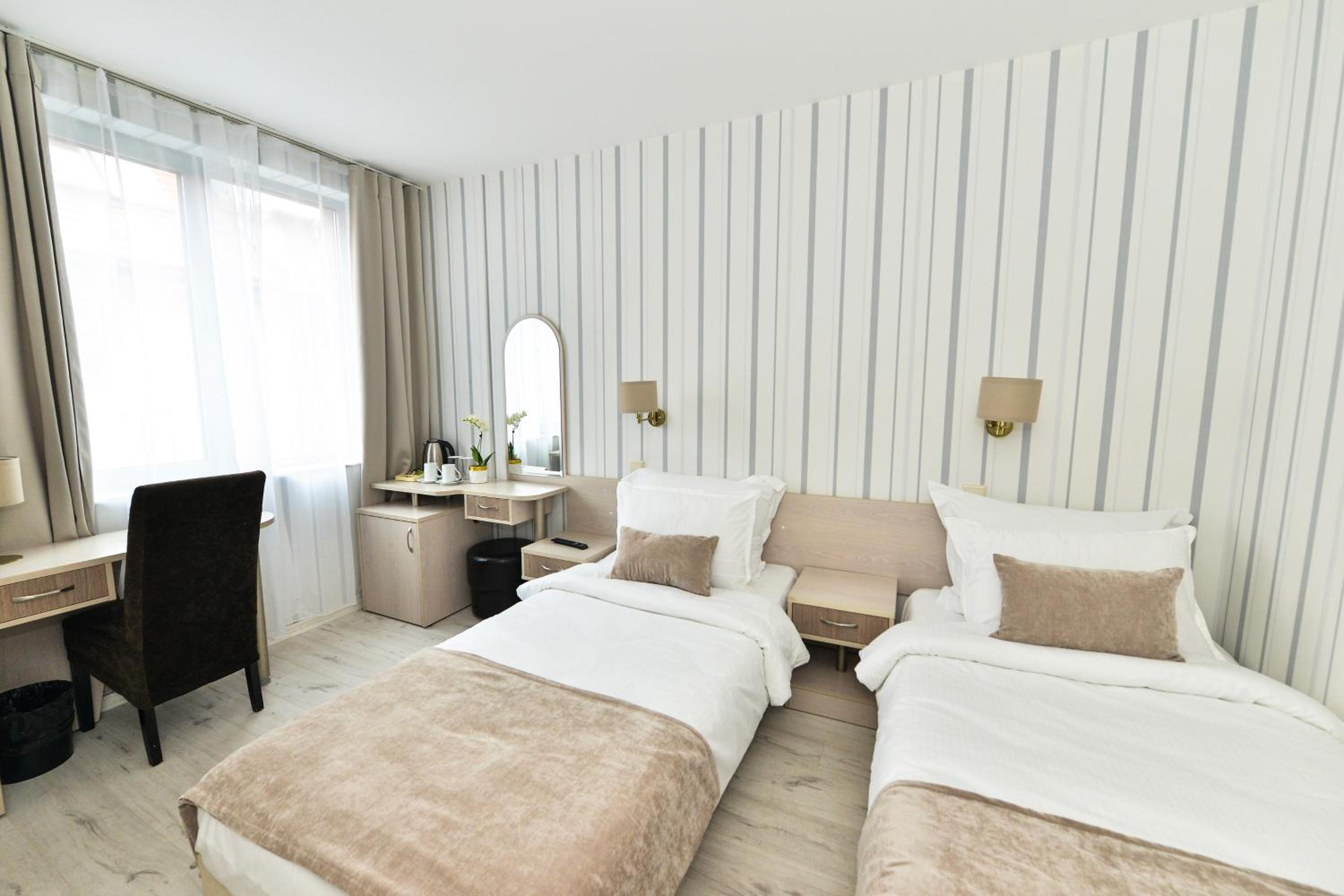 Double Room with Two Single Beds - Non-Smoking - Photo 12