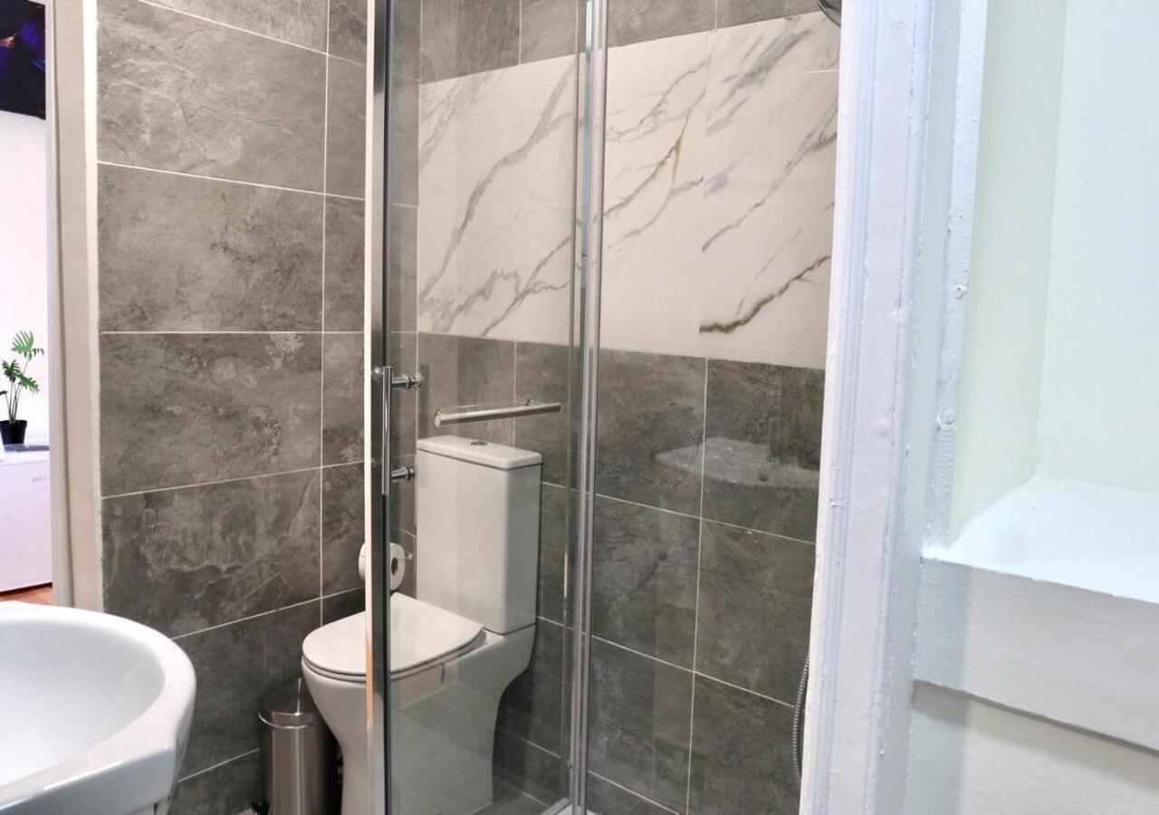 Double Room with Private Bathroom - Photo 2