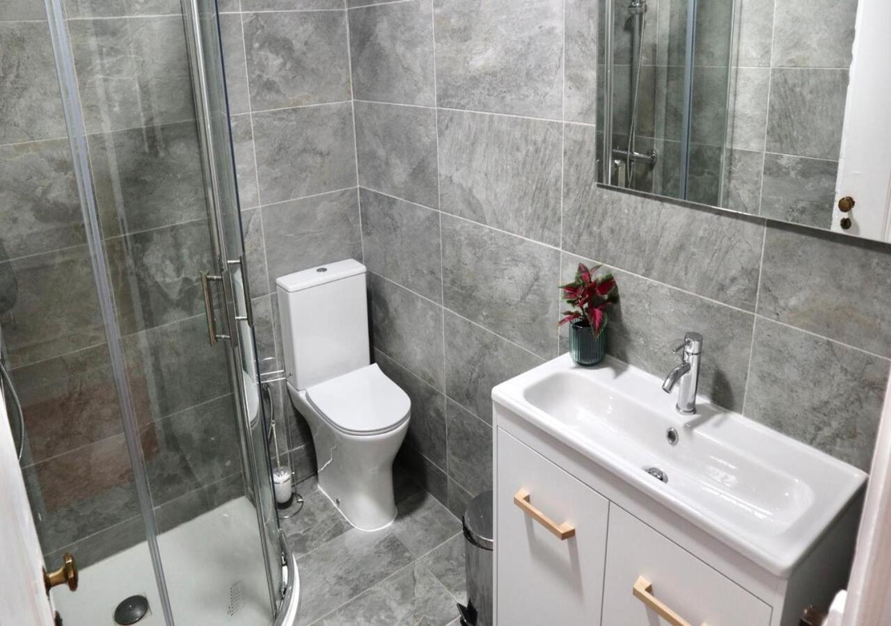 Twin Room with Shared Bathroom photo 3