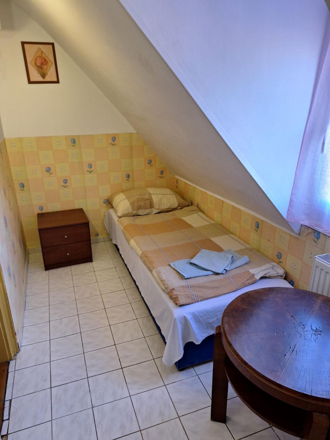 Quadruple Room with Bathroom - Photo 1