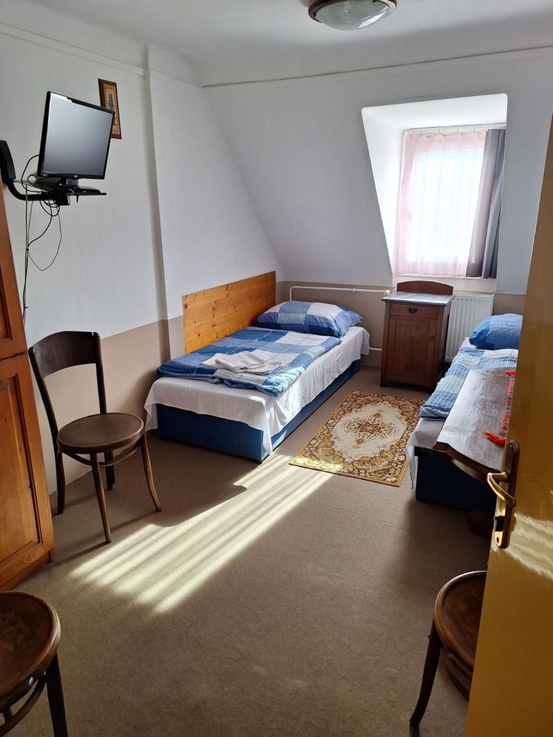 Quadruple Room with Bathroom - Photo 3