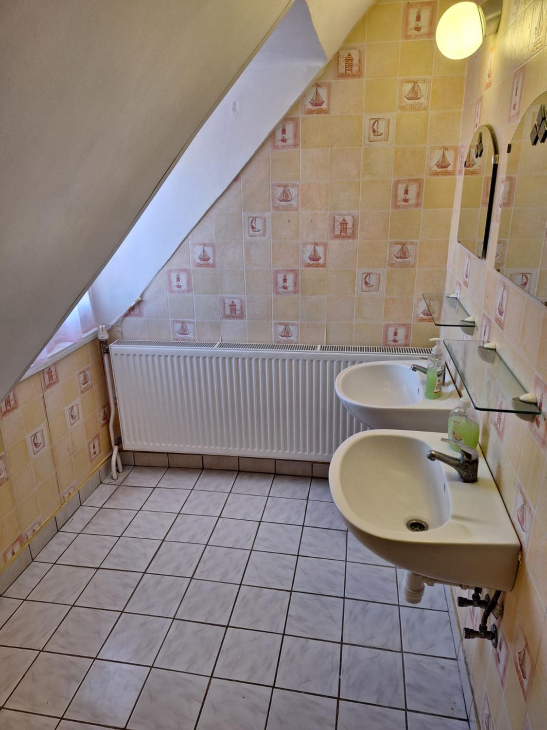 Quadruple Room with Bathroom - Photo 4