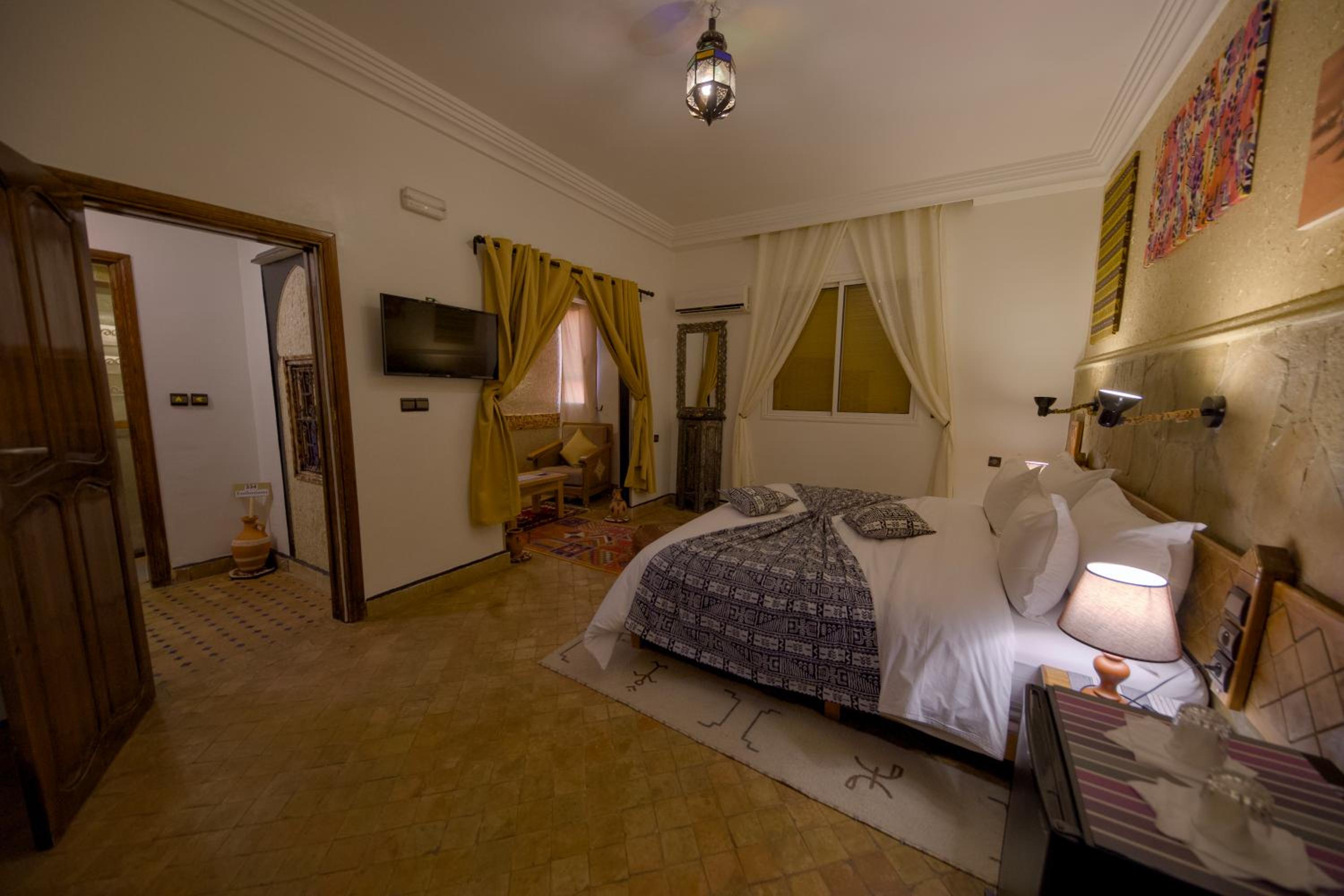 Superior Suite - Photo 14