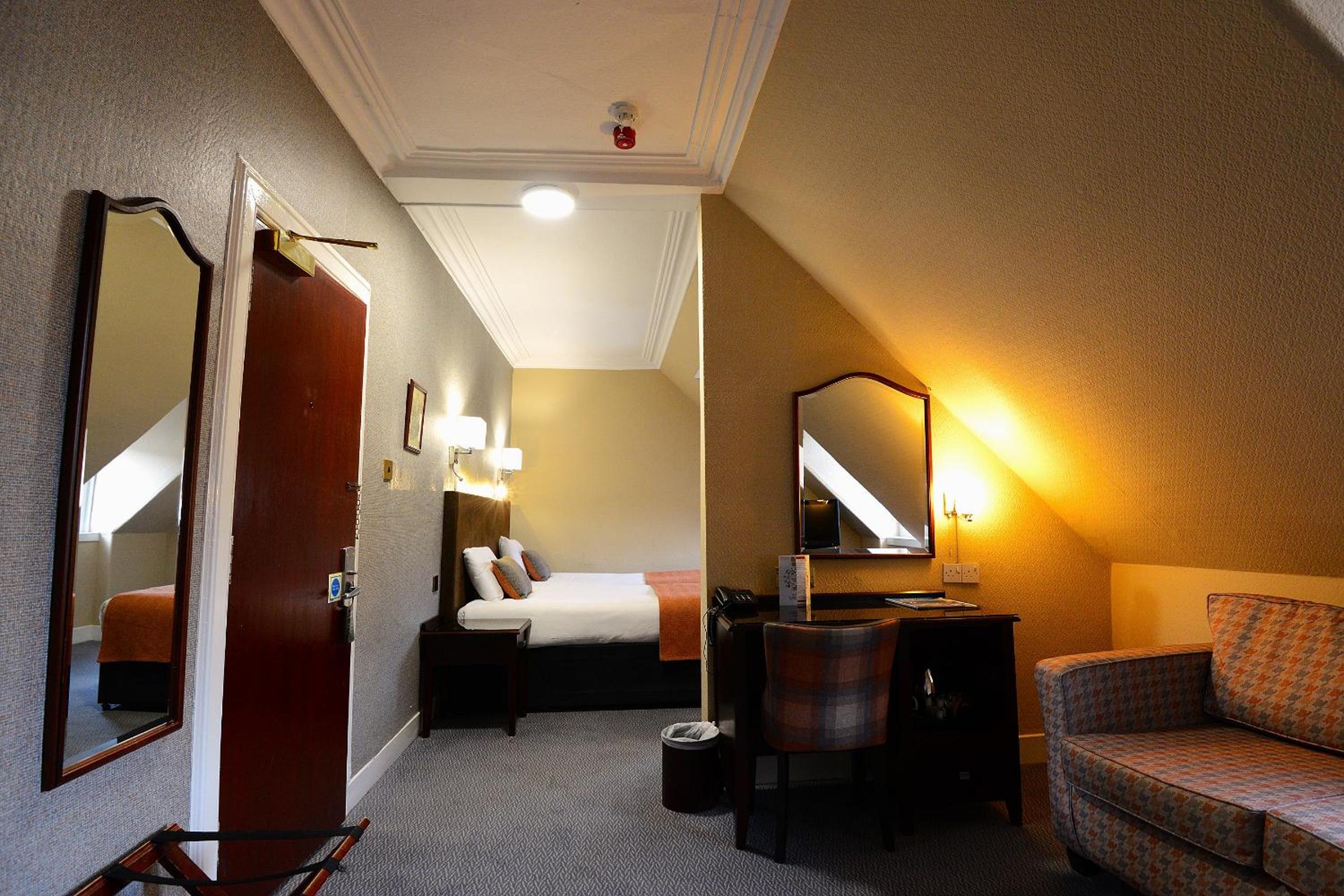 Standard Twin Room - Photo 4