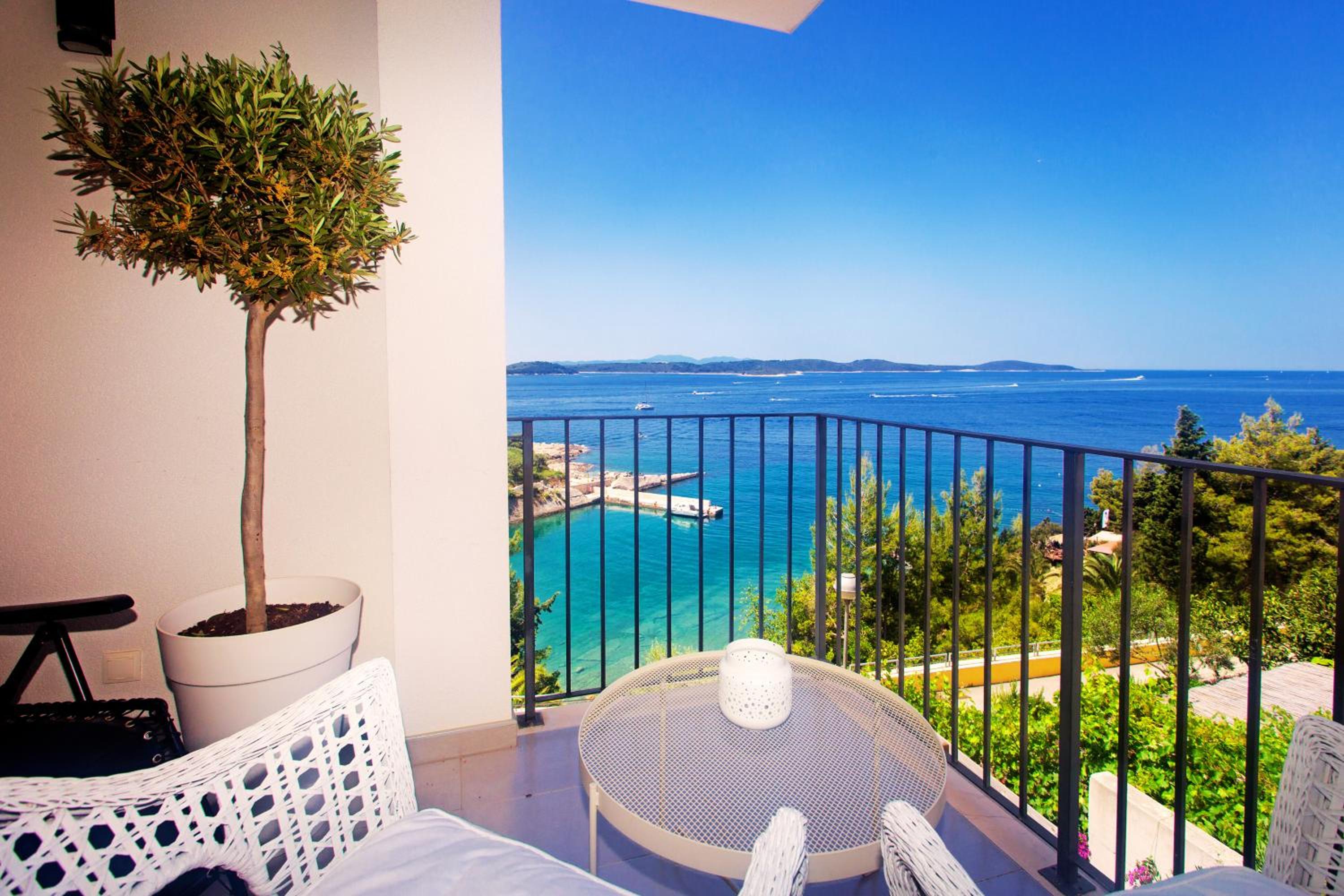 Comfort One-Bedroom Apartment with Terrace and Sea View photo 2