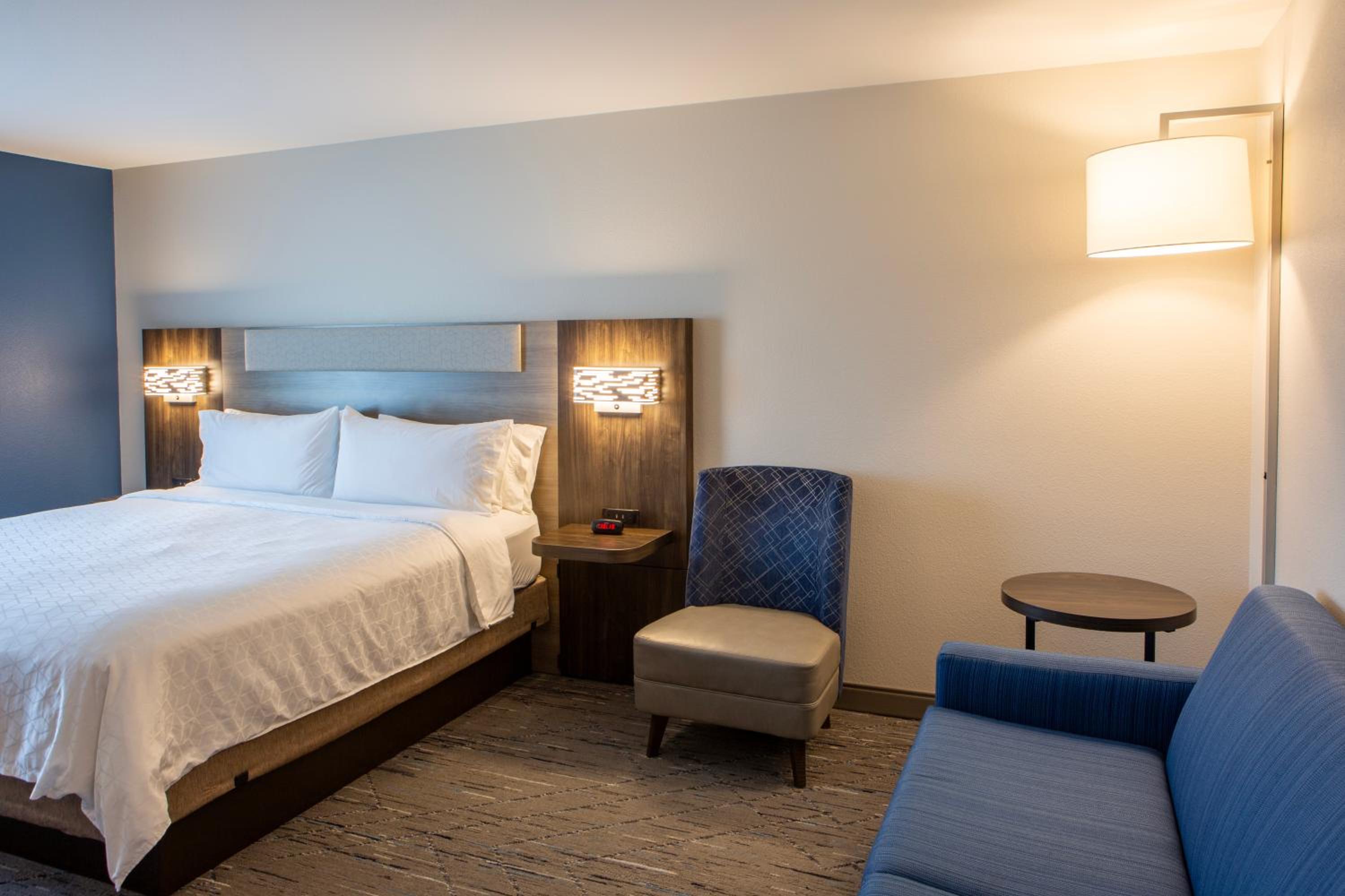 Standard King Room with Sofa Bed - Photo 5