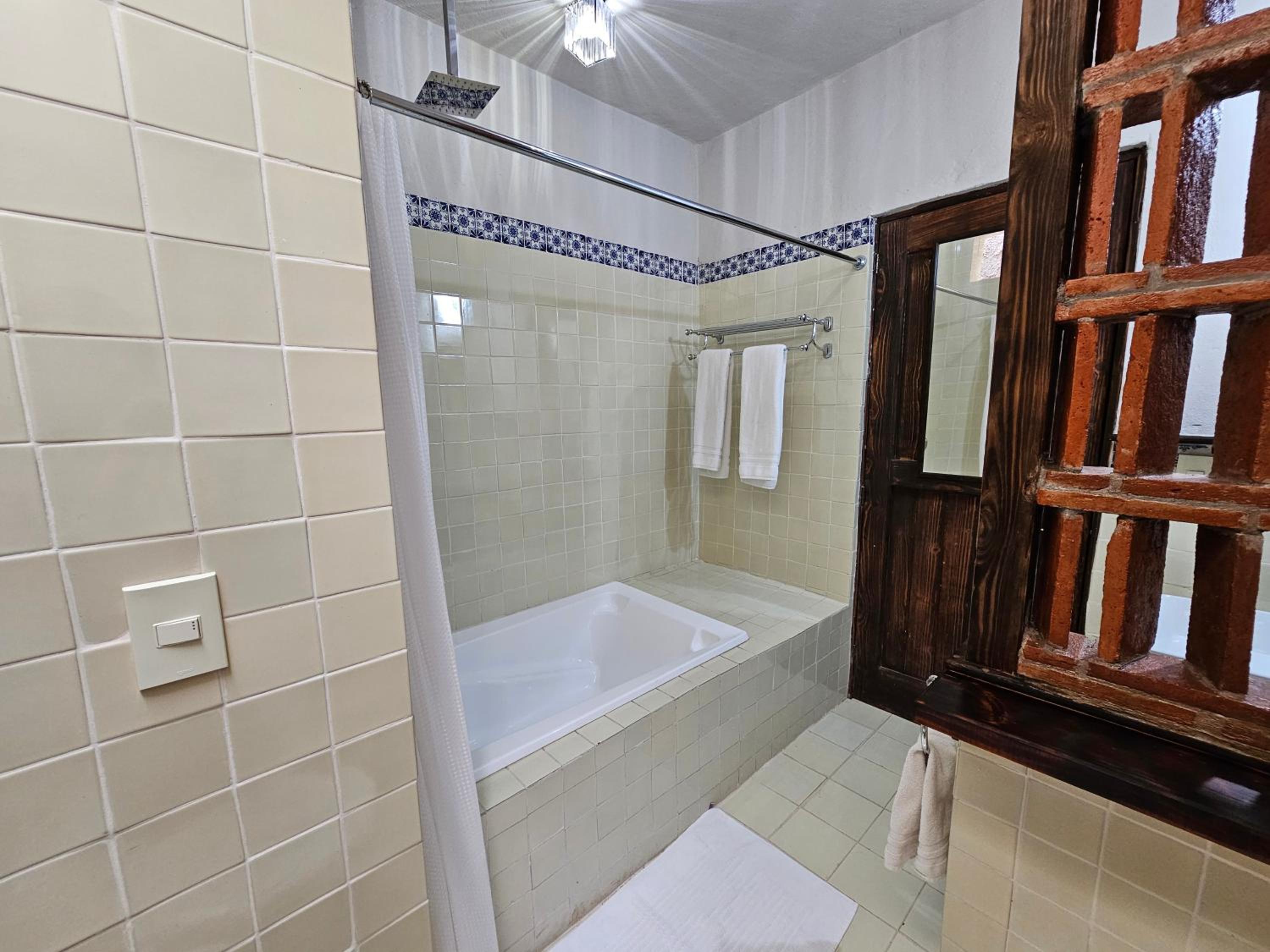 Master King Suite with Balcony photo 3