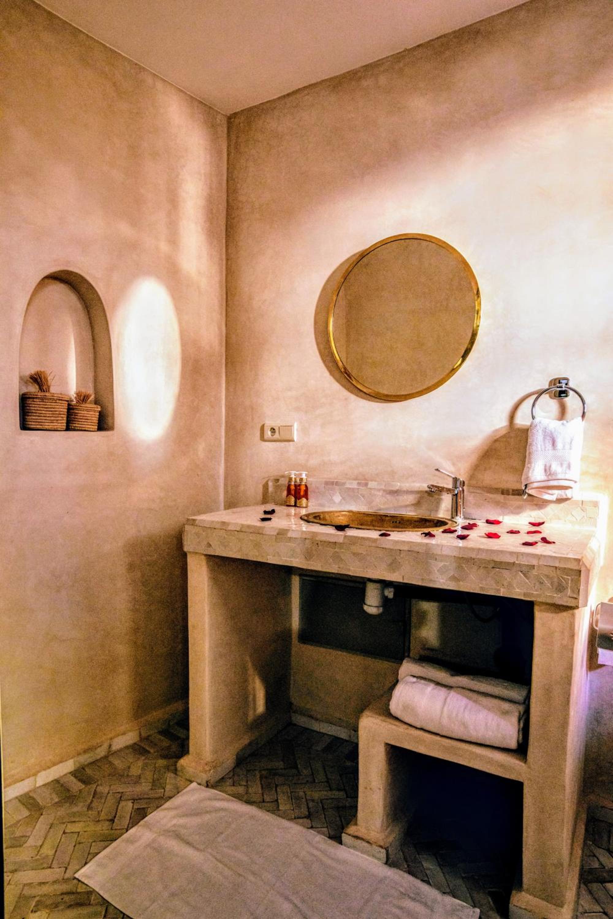 Double Room with Private Bathroom - Photo 2
