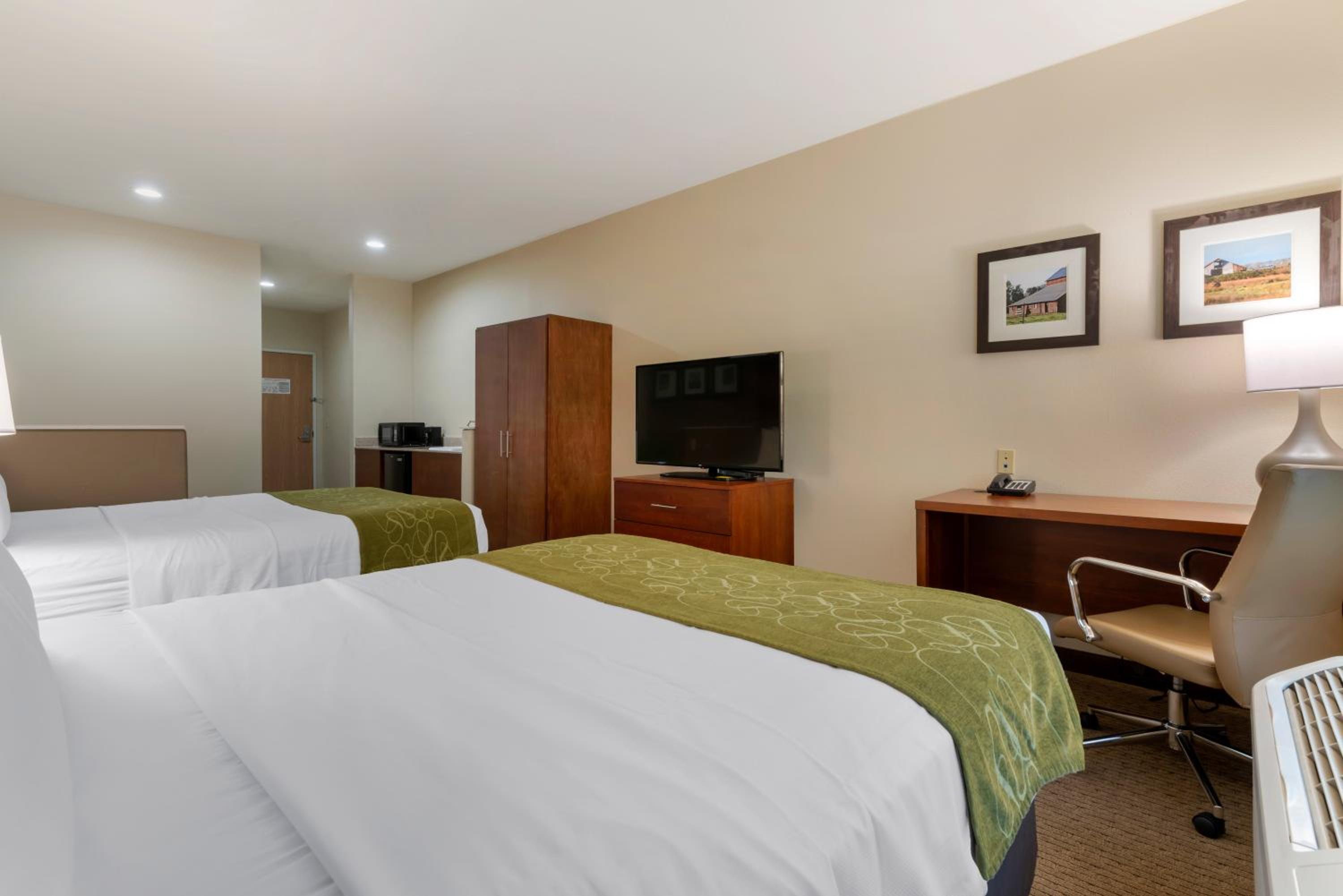 Queen Suite with Two Queen Beds and Accessible Tub - Accessible/Non-Smoking - Photo 7