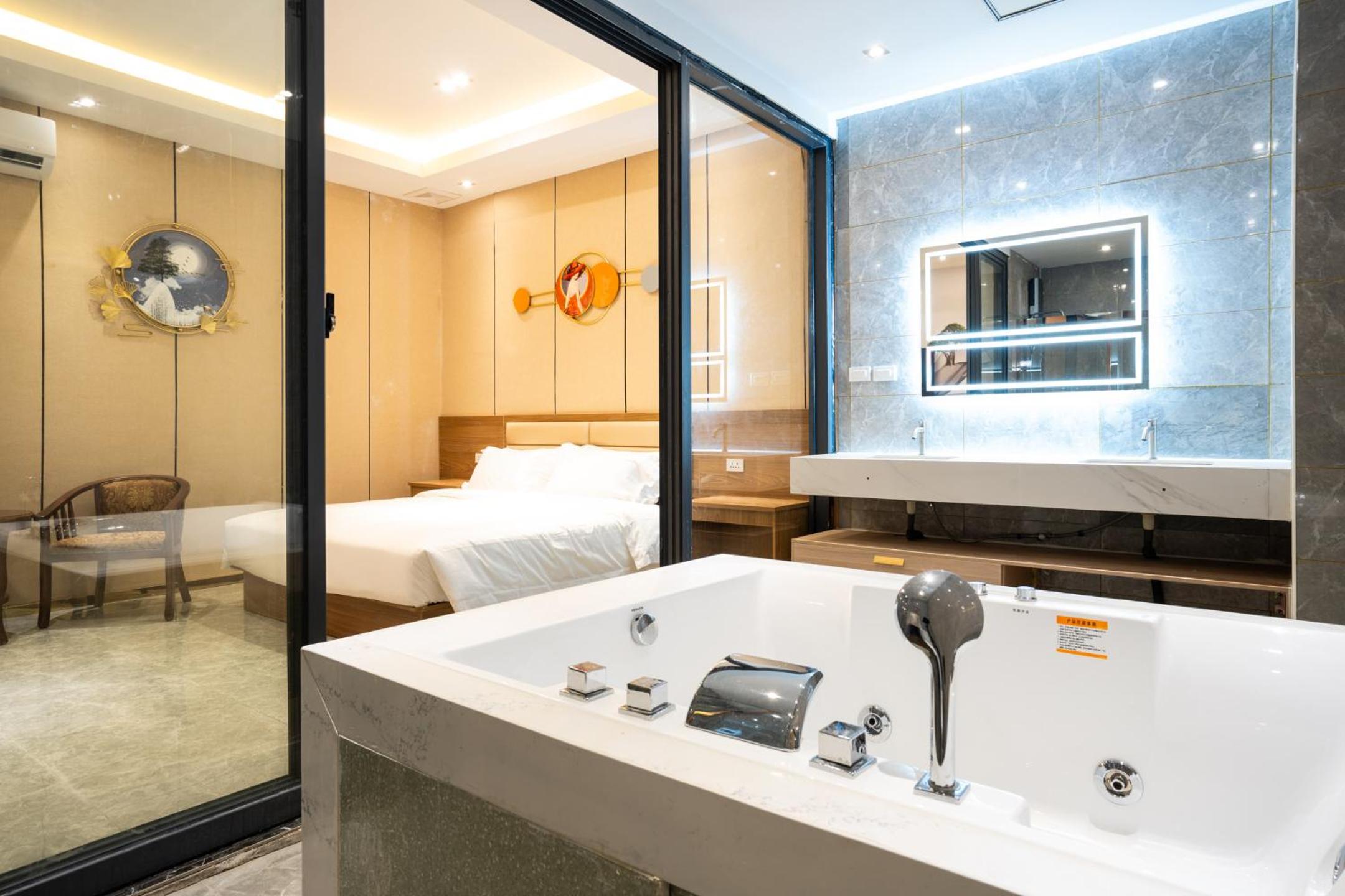 Deluxe King Room - Photo 4