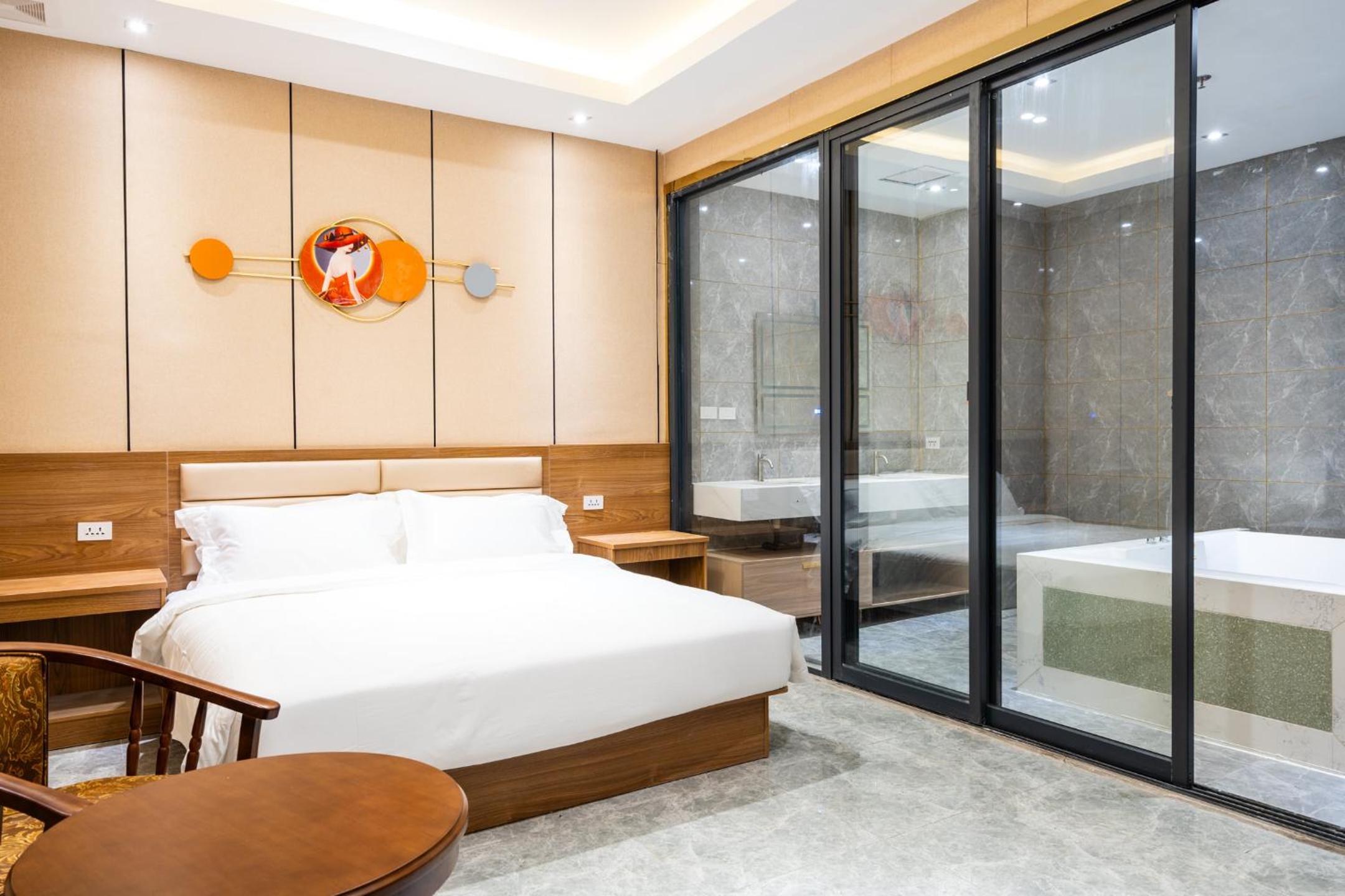 Deluxe King Room - Photo 7