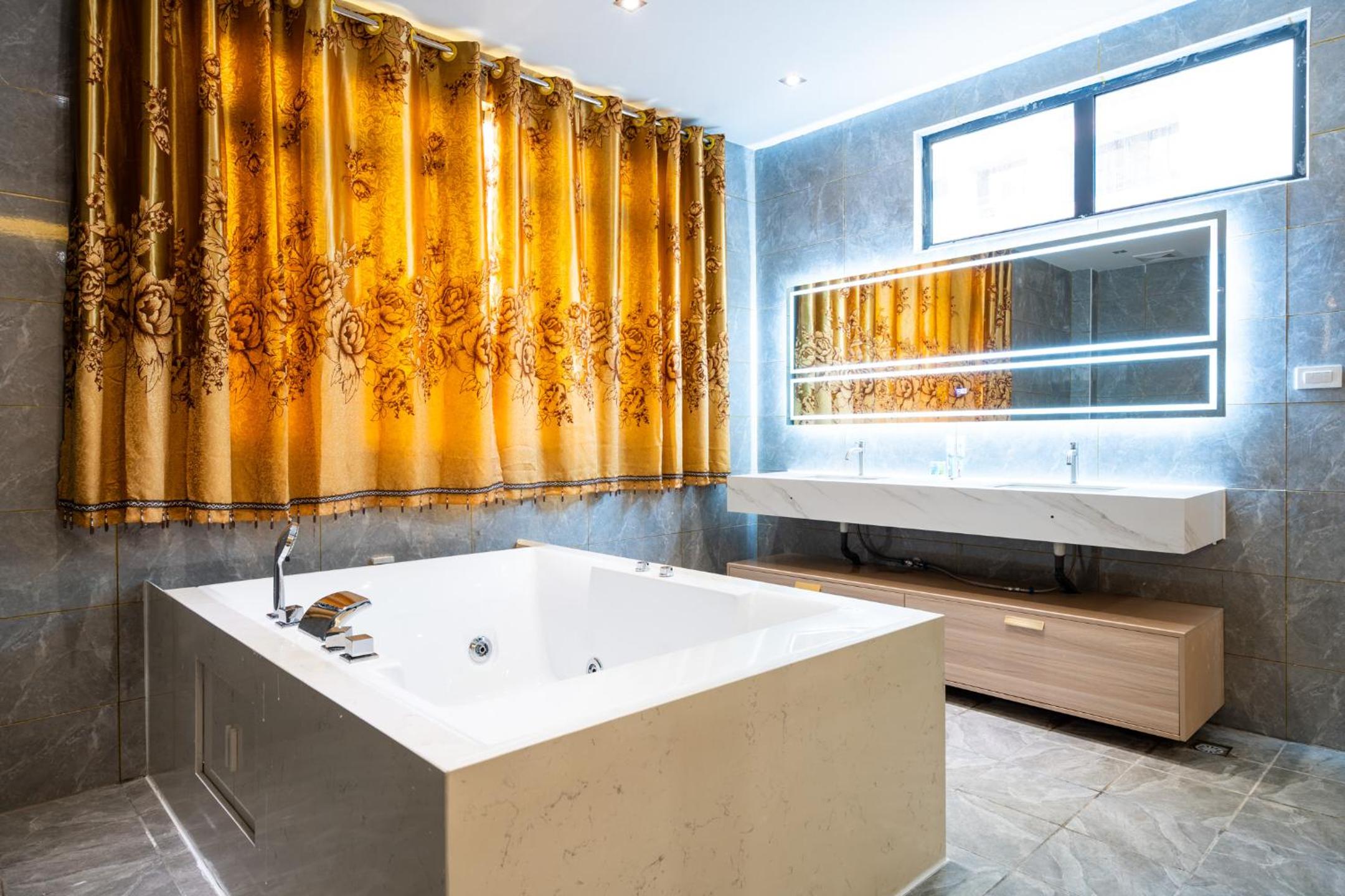 Deluxe King Room - Photo 6