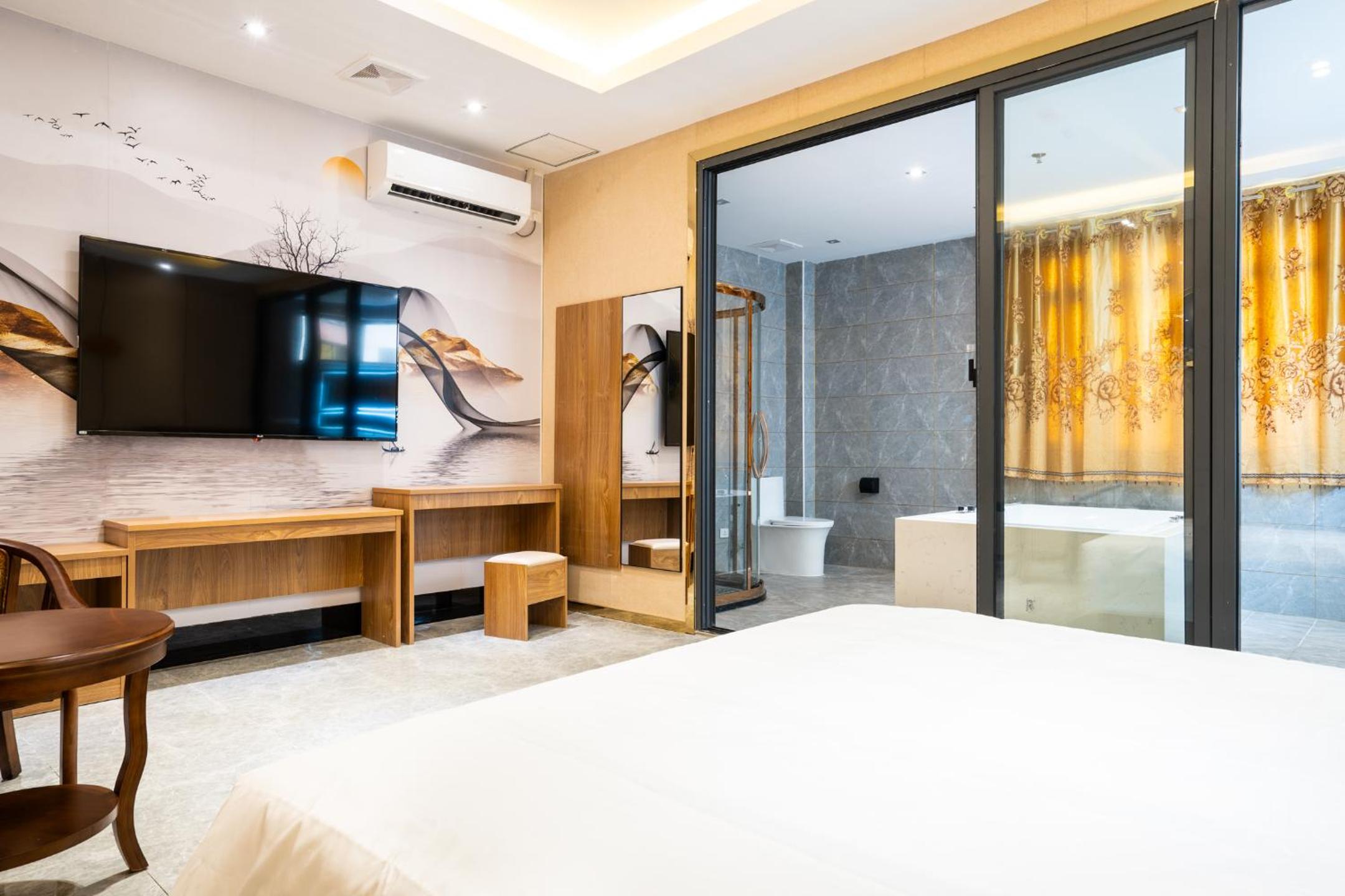 Deluxe King Room - Photo 2