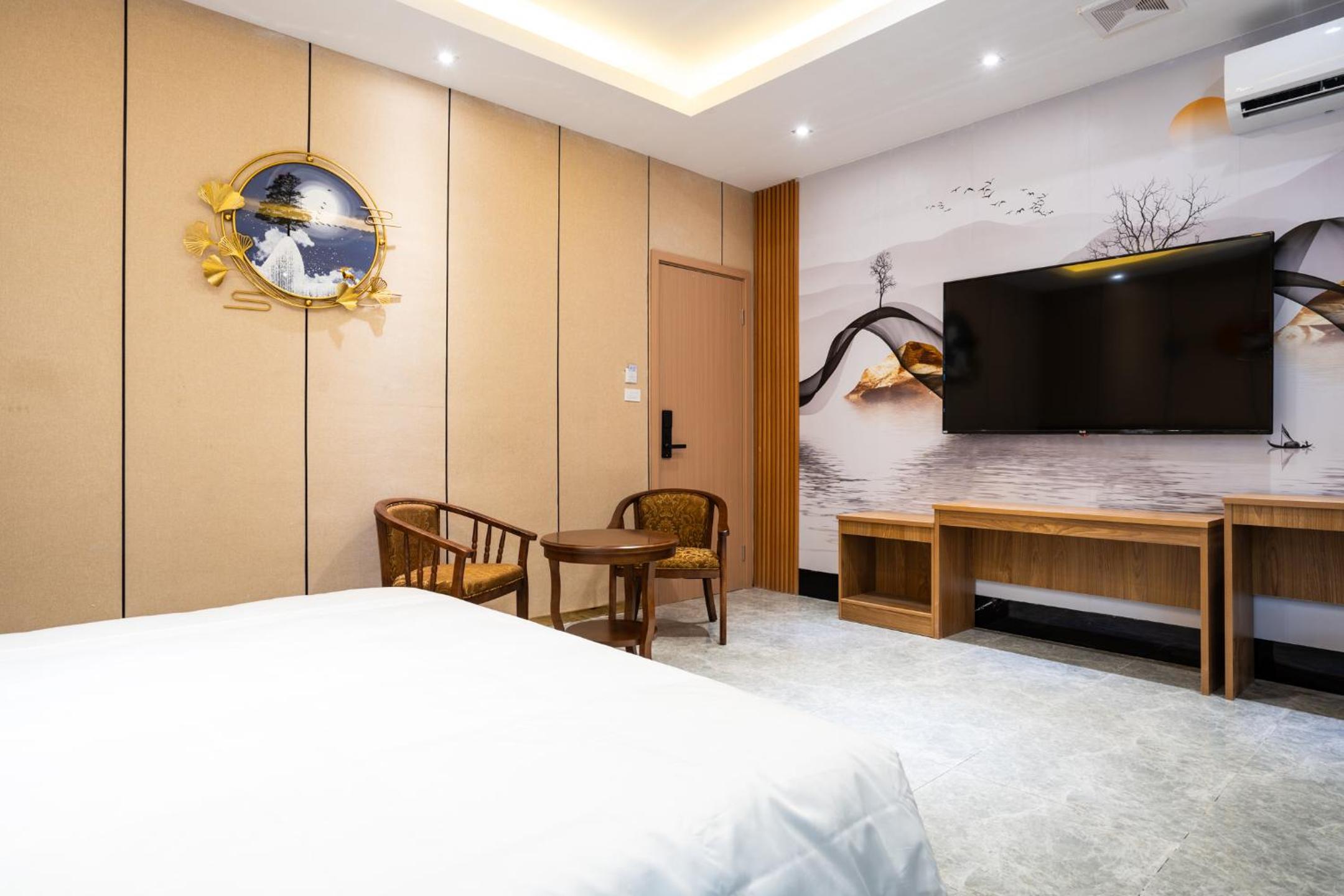 Deluxe King Room - Photo 3